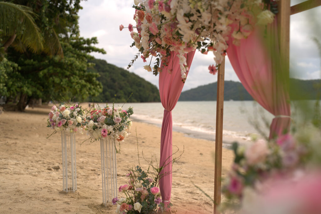 จัดงานแต่งธีมสีชมพู ม่วง ขาว