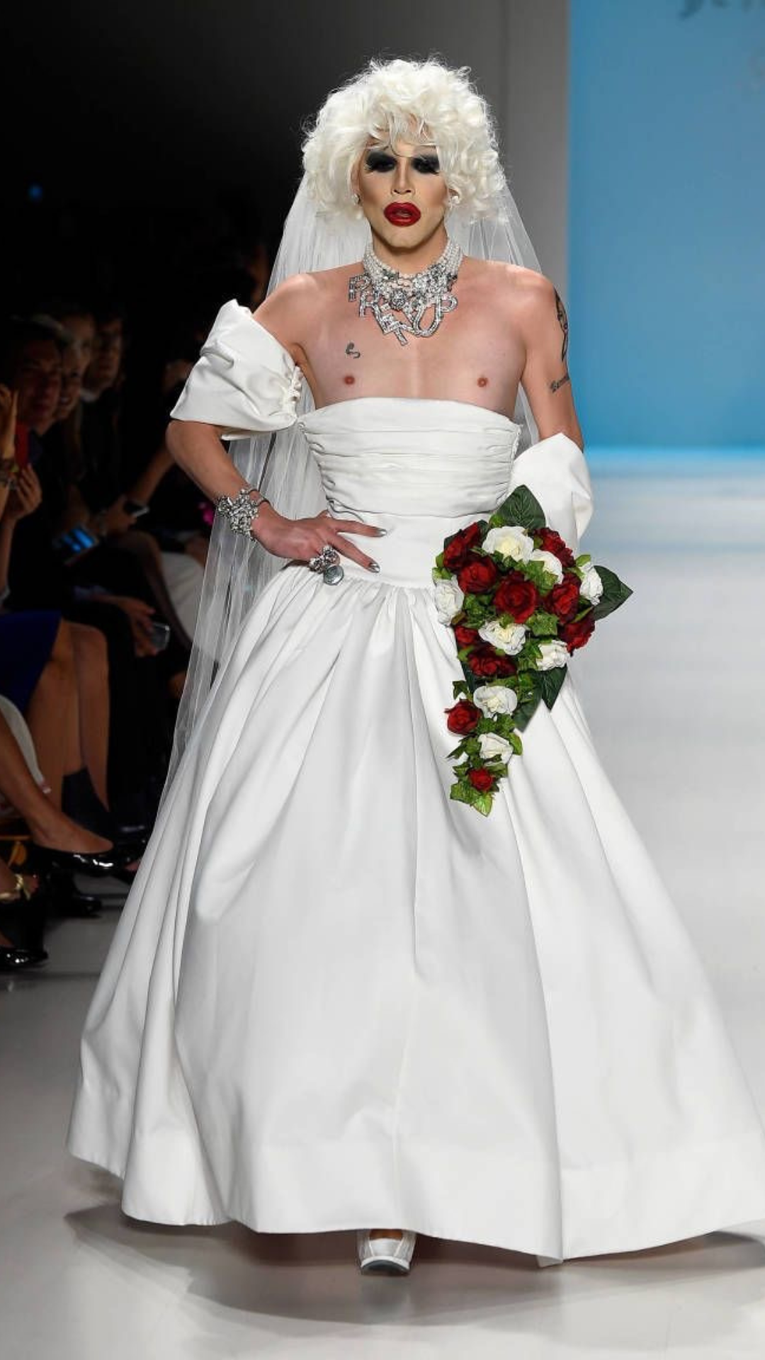 การแต่งเมคอัพช่วยเสริมให้ชุดแต่งงานมีความโดดเด่นเข้ากันได้