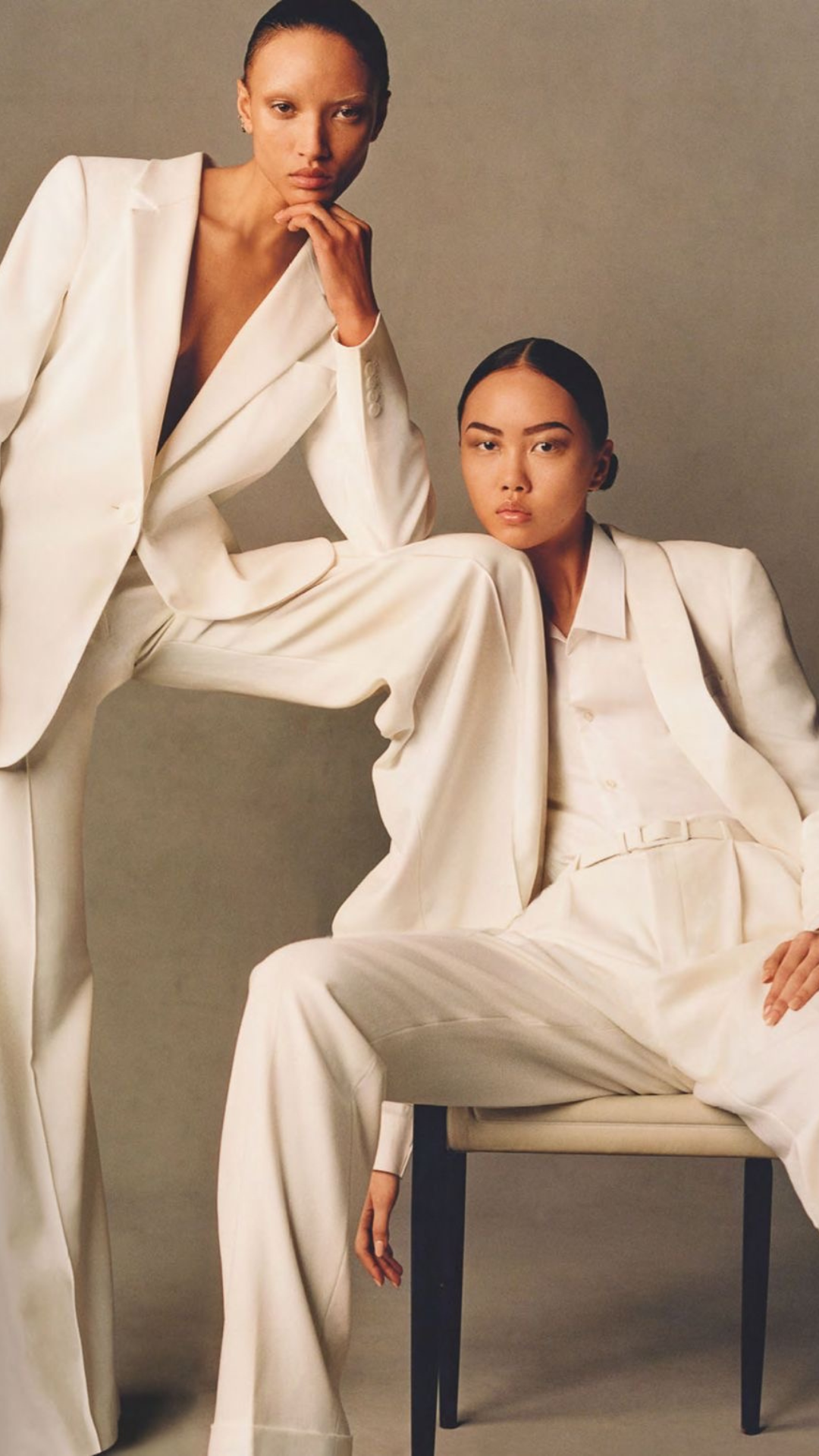 ชุดแต่งงานสูทแบบหญิง-หญิง ใส่แล้วได้ลุคสุดเท่ไปในตัว