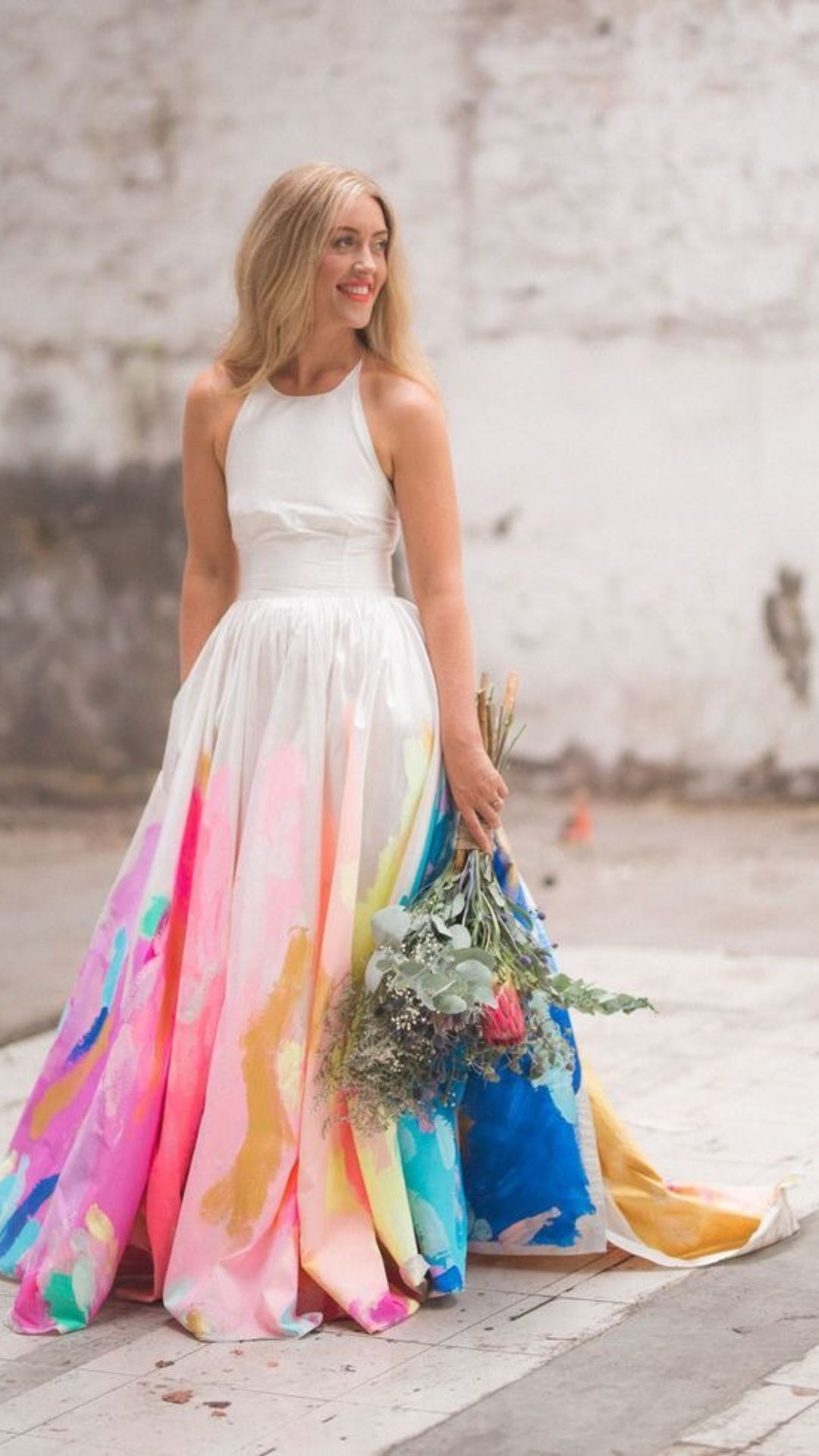 ชุดงานแต่งที่เพ้นท์สีรุ้งด้วยมือ คุณค่าที่มีมากกว่าชุดแต่งงาน LGBTQ+ ธรรมดา