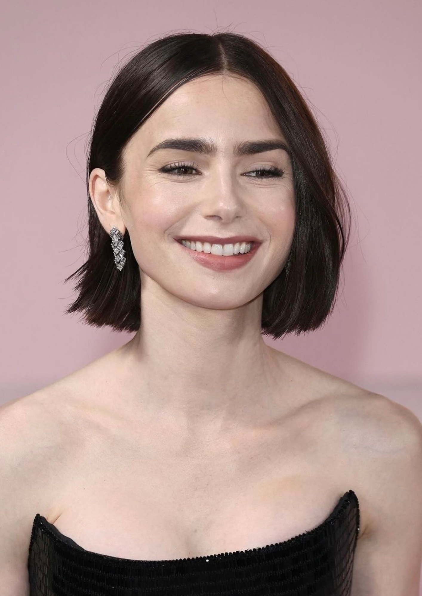  ทรงผมเพื่อนเจ้าสาวผมสั้นแบบธรรมดา ทัดหูง่าย ๆ 