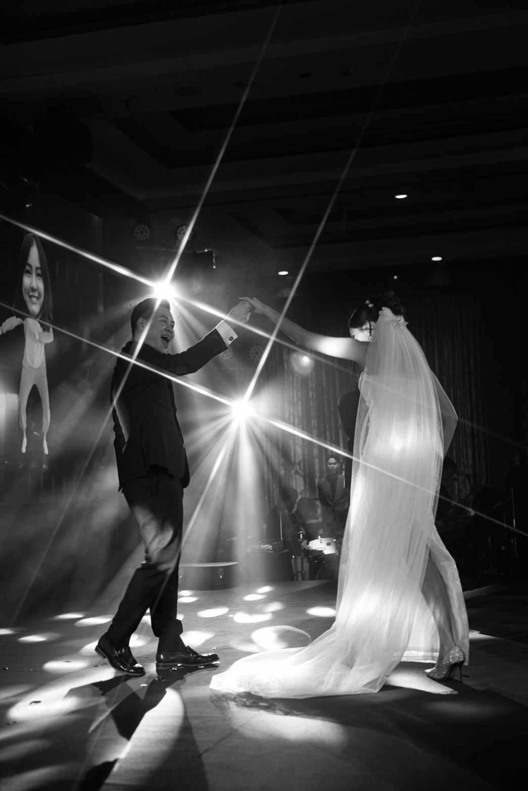 รีวิวแต่งงานท่ามกลางความอบอุ่นของเพื่อนสนิทและครอบครัว