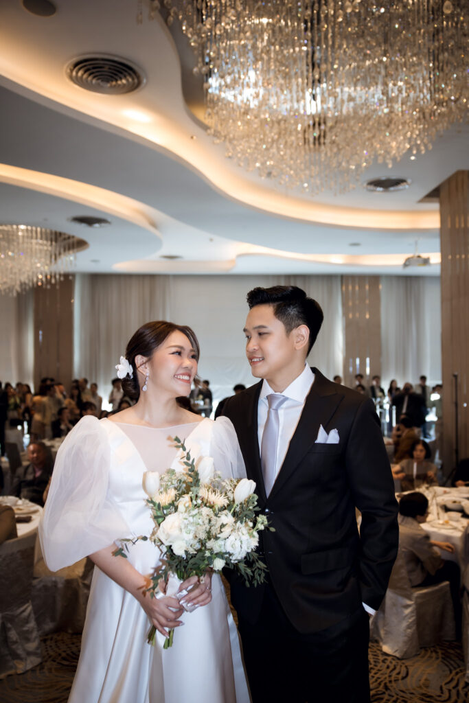 คุณแบมและคุณโมโยนช่อดอกไม้