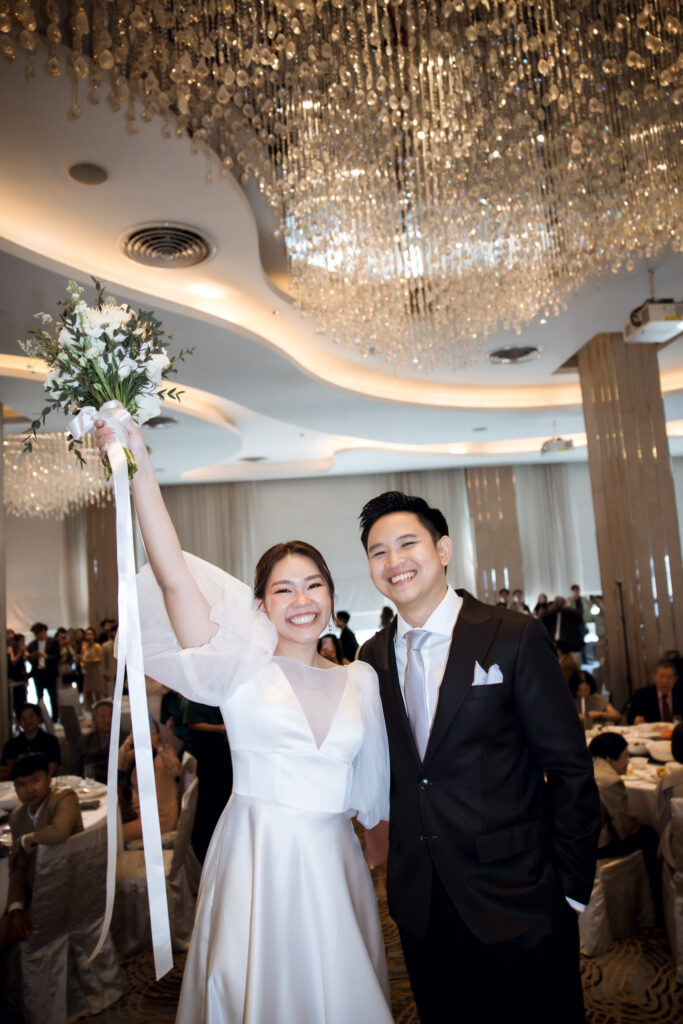 คุณแบมและคุณโมโยนช่อดอกไม้ 