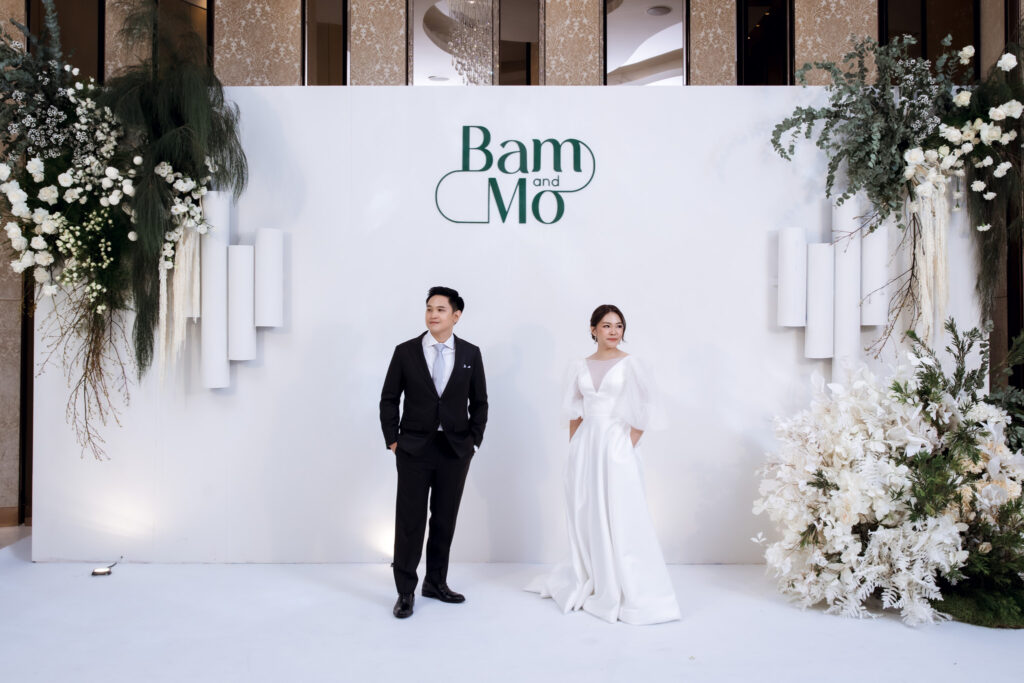 คุณแบมและคุณโมถ่ายภาพหน้า Backdrop 