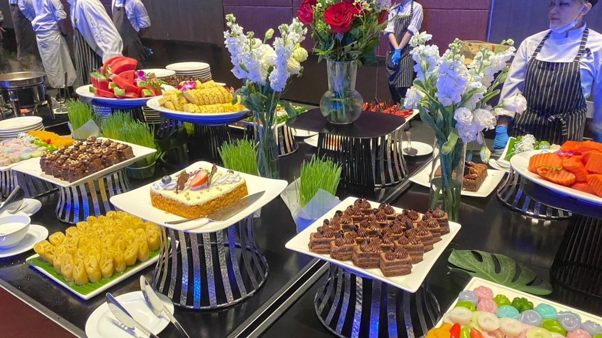 TRUE ICON HALL โต๊ะอาหารที่มีให้เลือกหลากหลาย