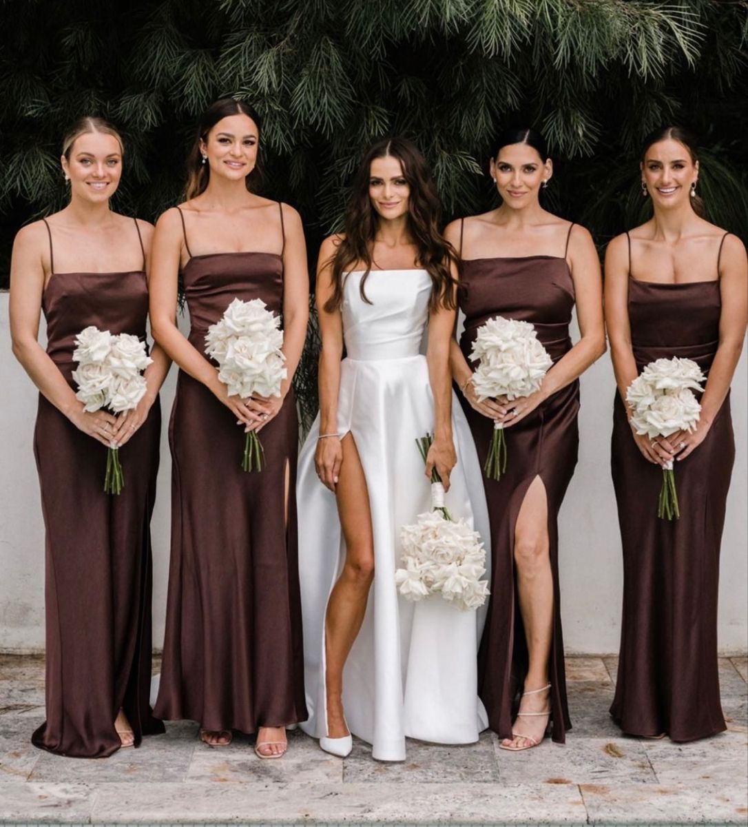 ชุดไปงานแต่งงานสีน้ำตาลโทนเข้มเข้ากับทุกสีผิว