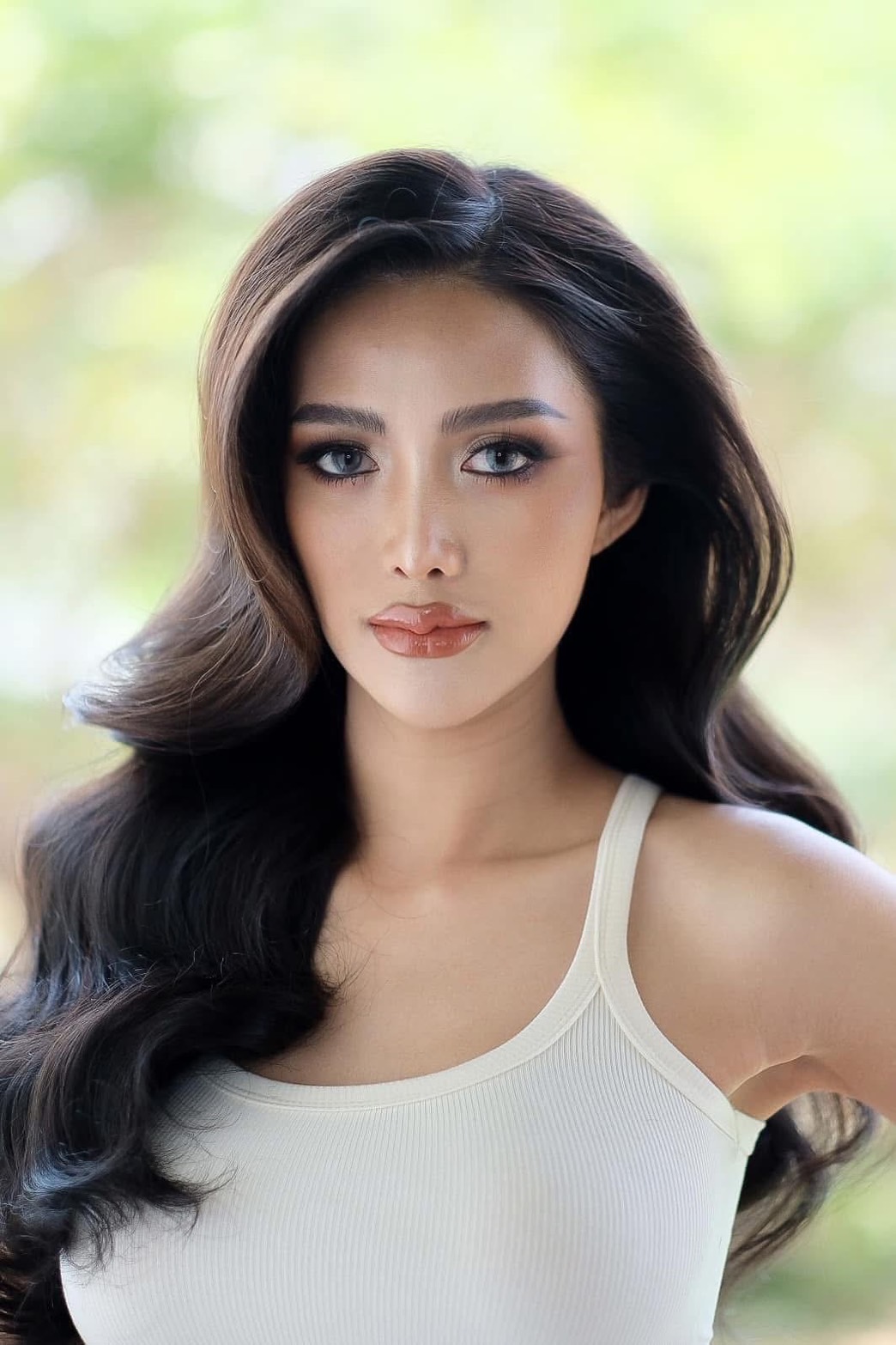 ทรงผมไปงานแต่งแบบปล่อยยาวลอนใหญ่เพิ่มความหนา