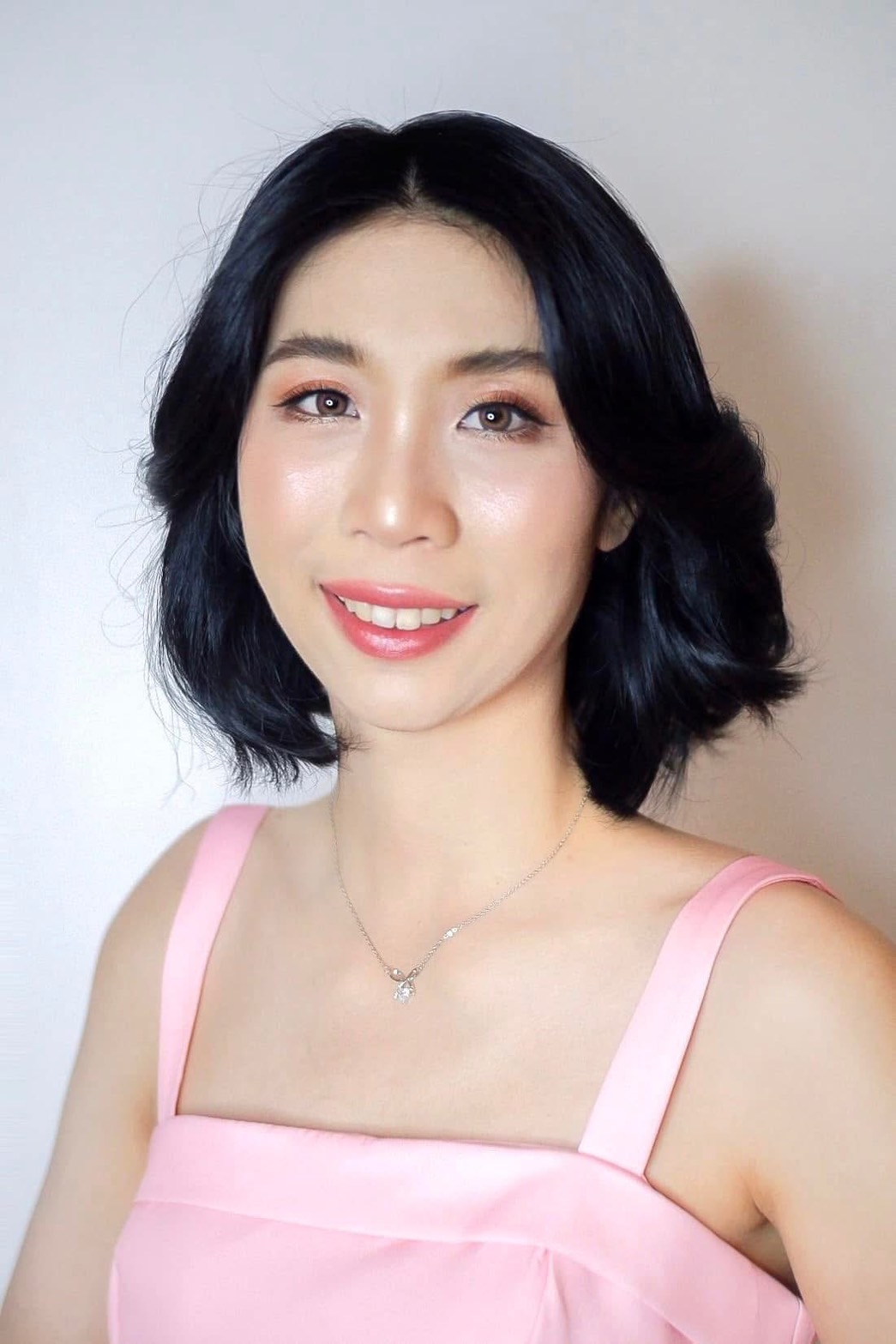 ทรงผมไปงานแต่งยาวประบ่าดัดลอนเป็นชั้น