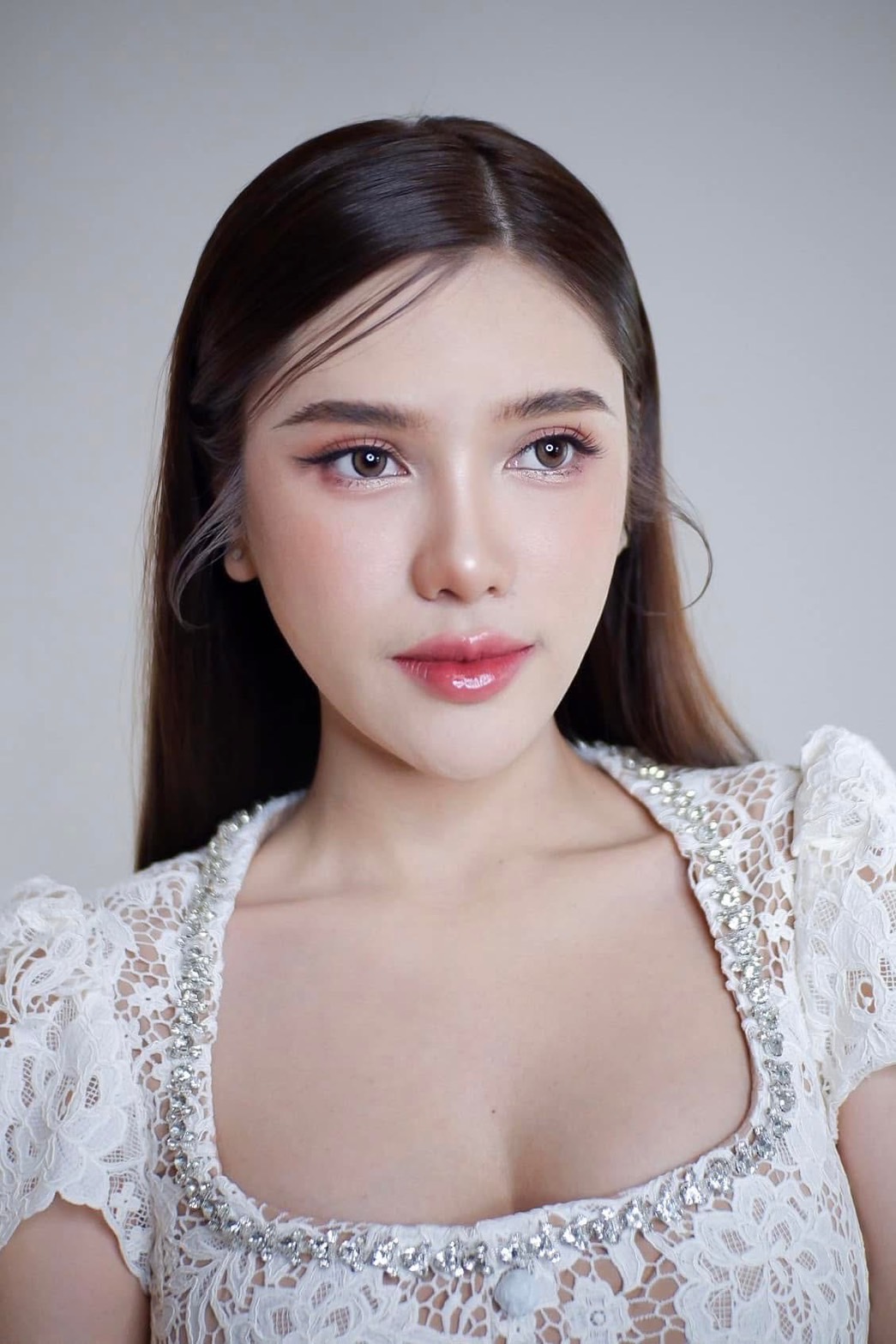 ทรงผมไปงานแต่งผมตรงลูกคุณหนูที่ทำได้เองง่าย ๆ