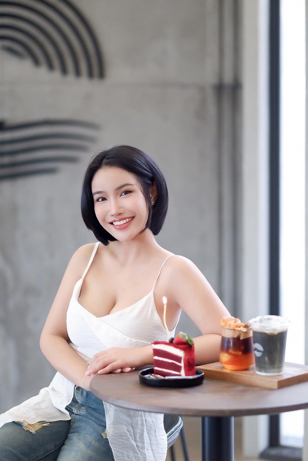 ทรงผมไปงานแต่งแบบผมบ๊อบสั้นในลุคสาวมั่นใจ