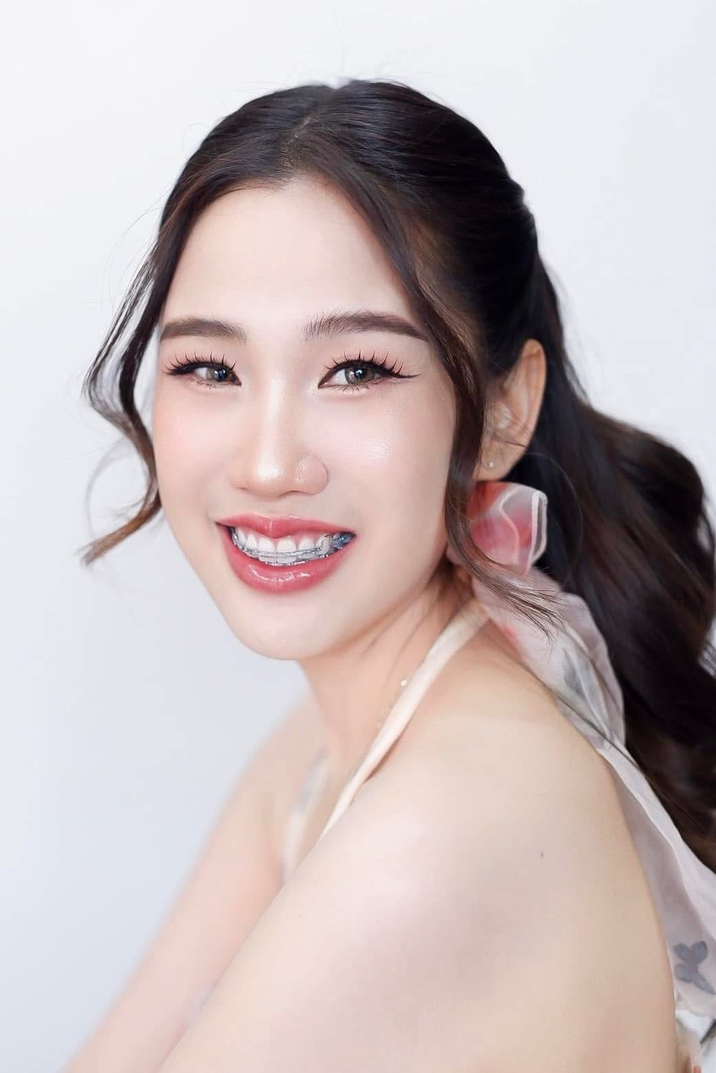 ทรงผมไปงานแต่งแบบมัดครึ่งหัวแต่งหน้าหวาน ๆ