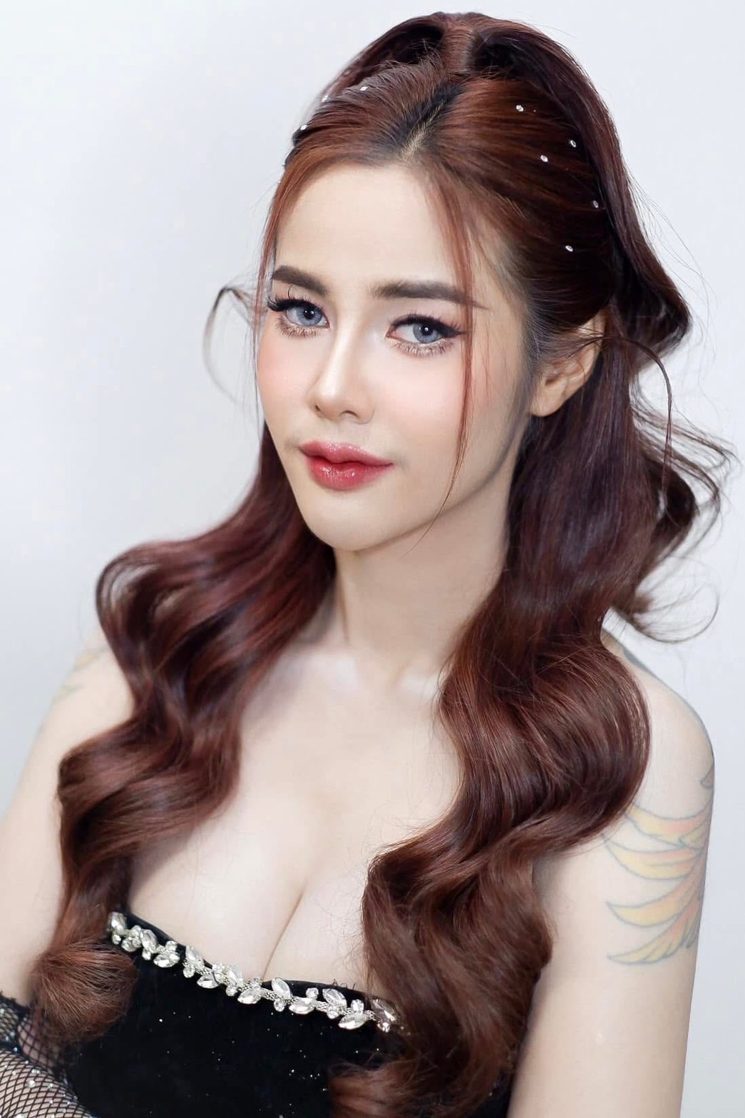 ทรงผมไปงานแต่งมัดทรงสูงลอนใหญ่ประดับมุก