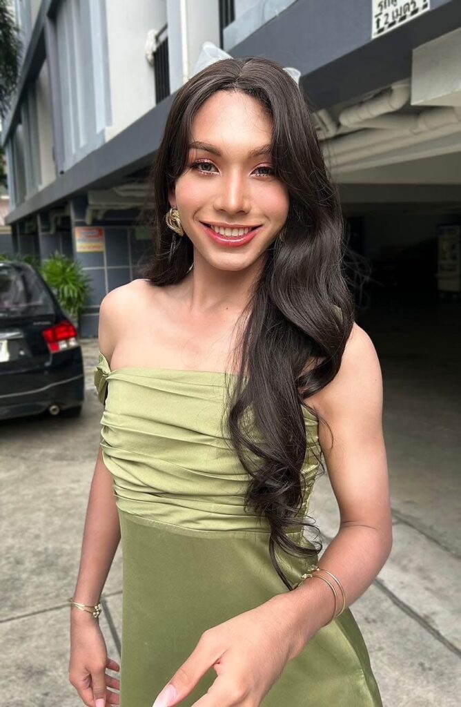 ทรงผมไปงานแต่งแบบลอนธรรมชาติในบุคเรียบง่าย สบาย ๆ 