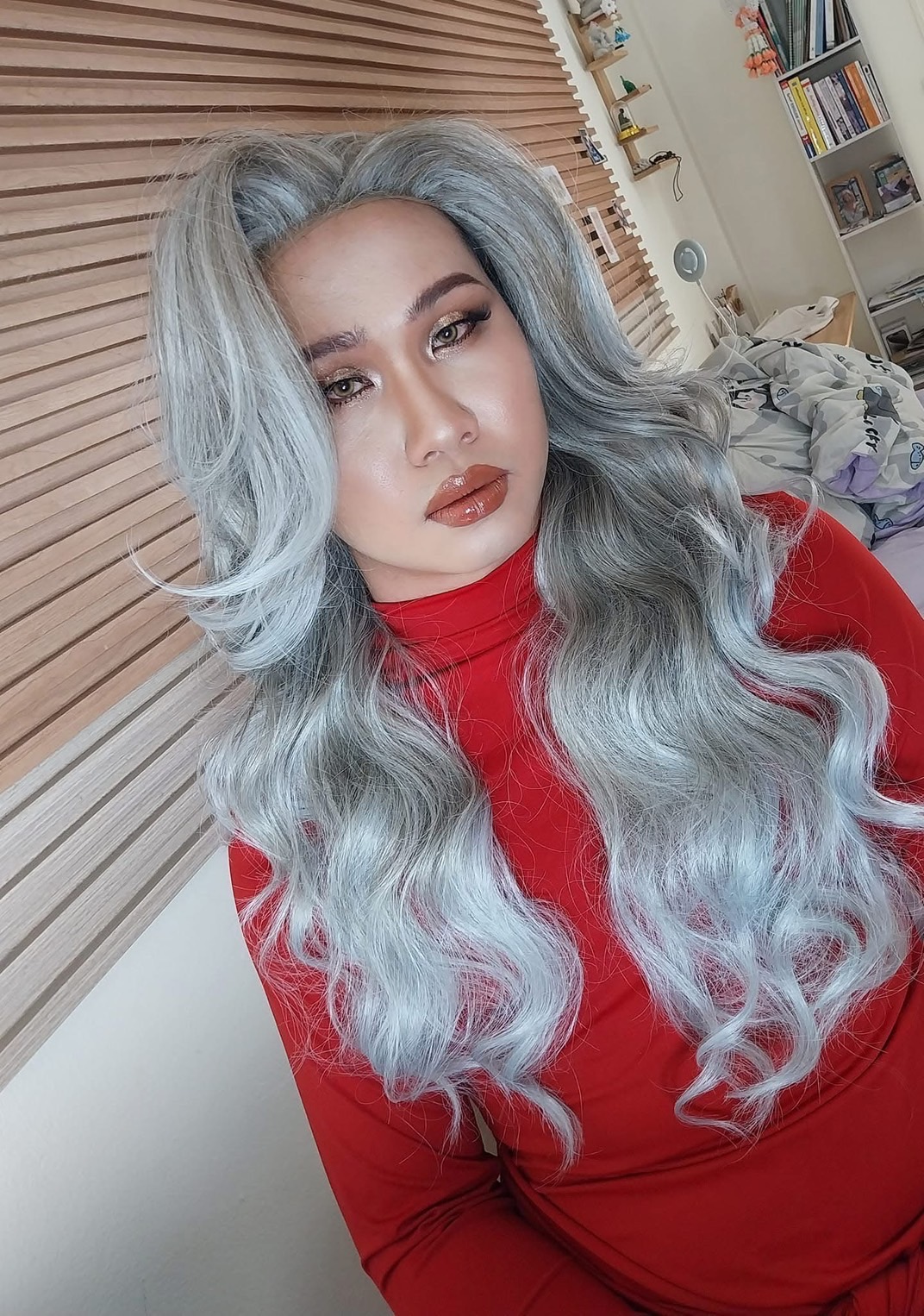 ทรงผมไปงานแต่งผมลอนคลายสีเทาหม่นในปาร์ตี้งานแต่ง