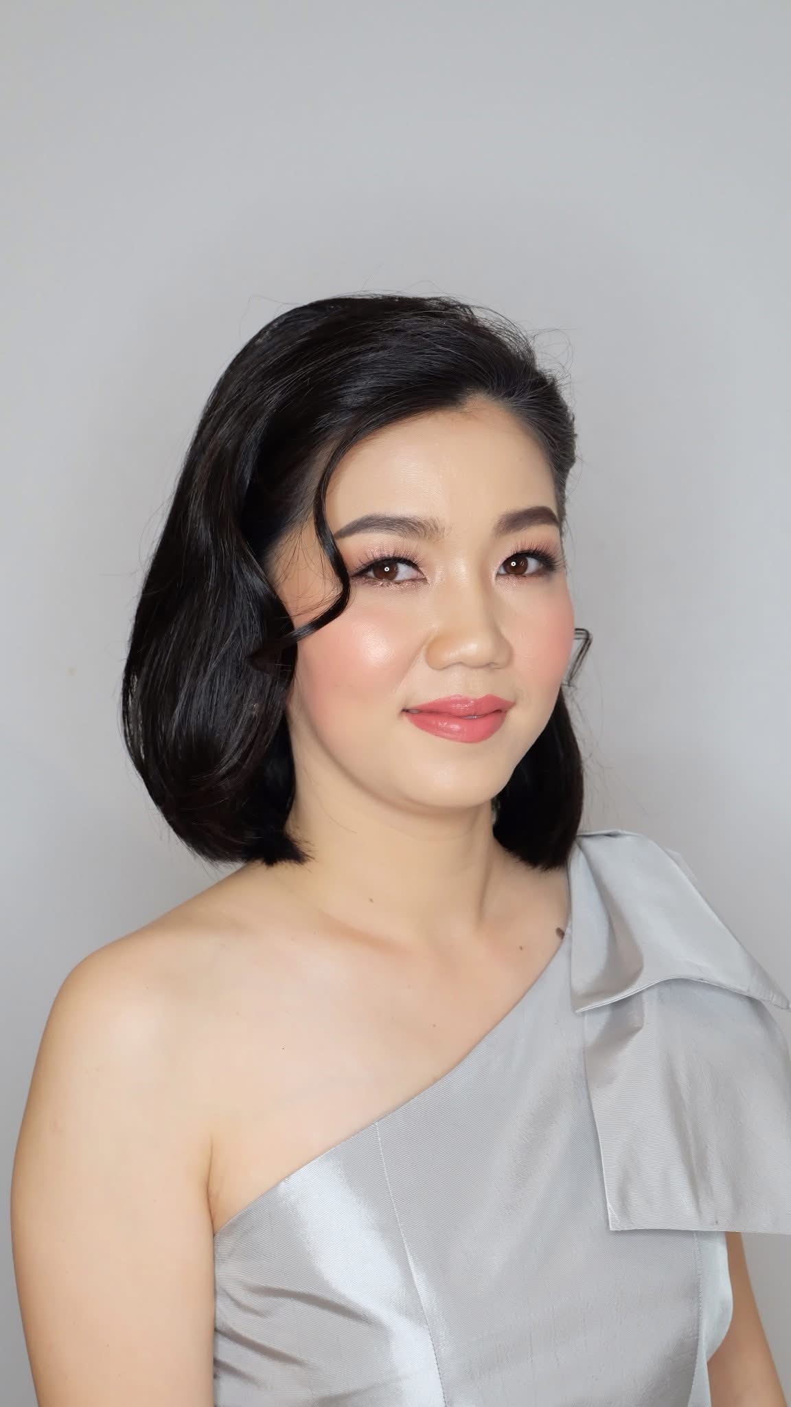 ทรงผมไปงานแต่งผมบ๊อบสั้นจับปลายแบบดัดเป็นคลื่น