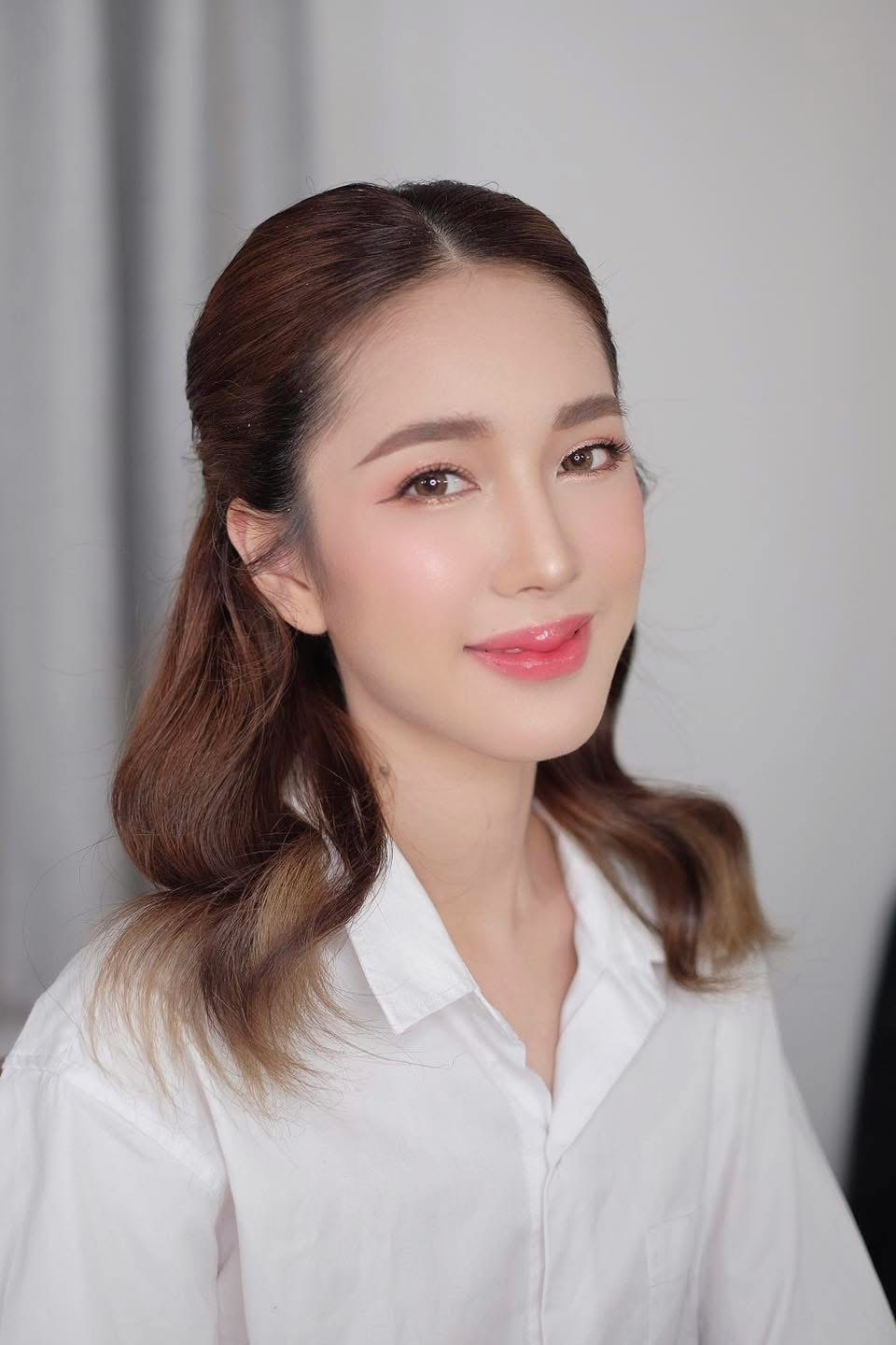 ทรงผมไปงานแต่งยาวประบ่าดัดลอนให้ดูอ่อนหวาน