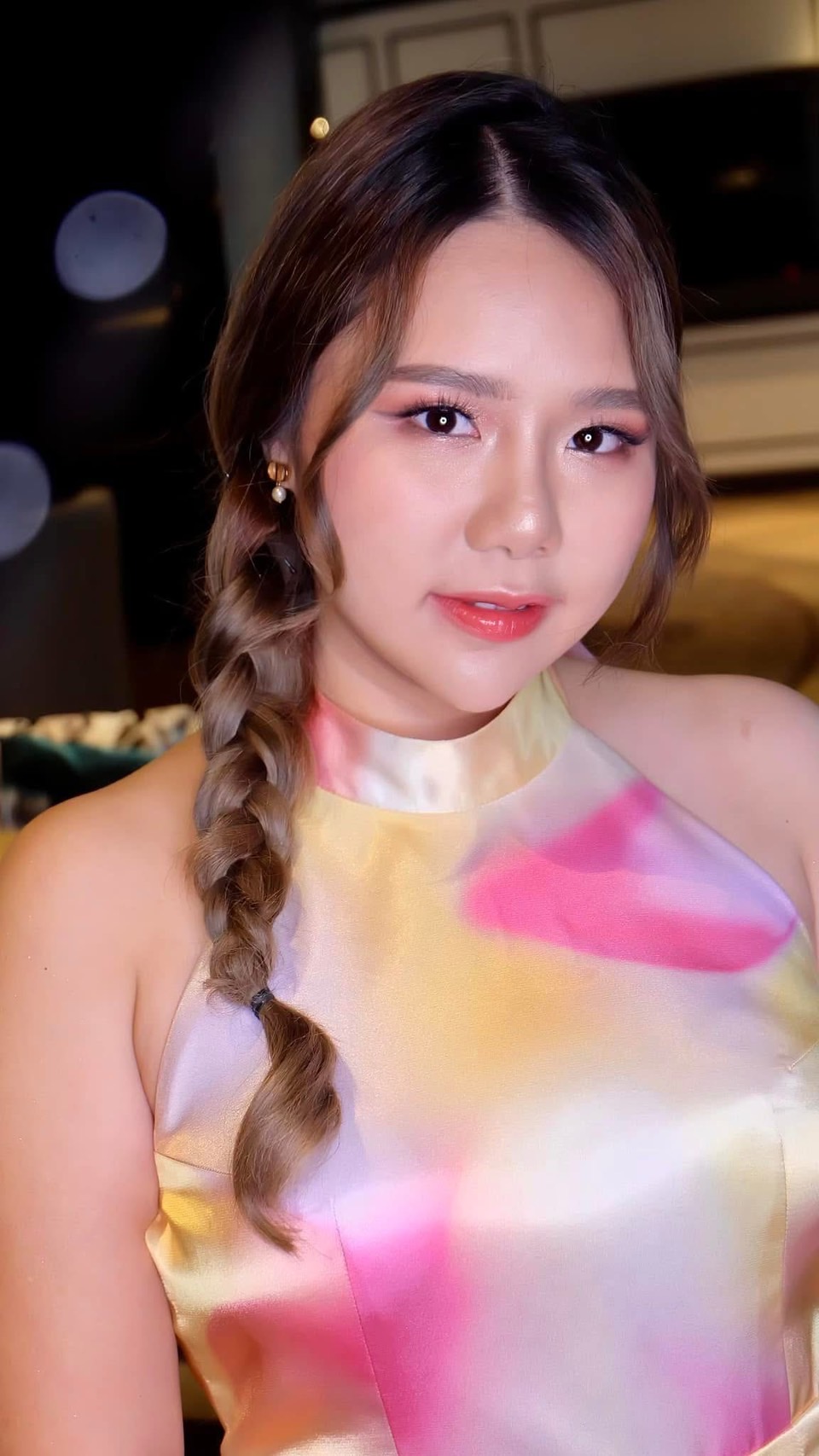 ทรงผมไปงานแต่งถักเปียปล่อยข้างเผยใบหน้าชัดเจน