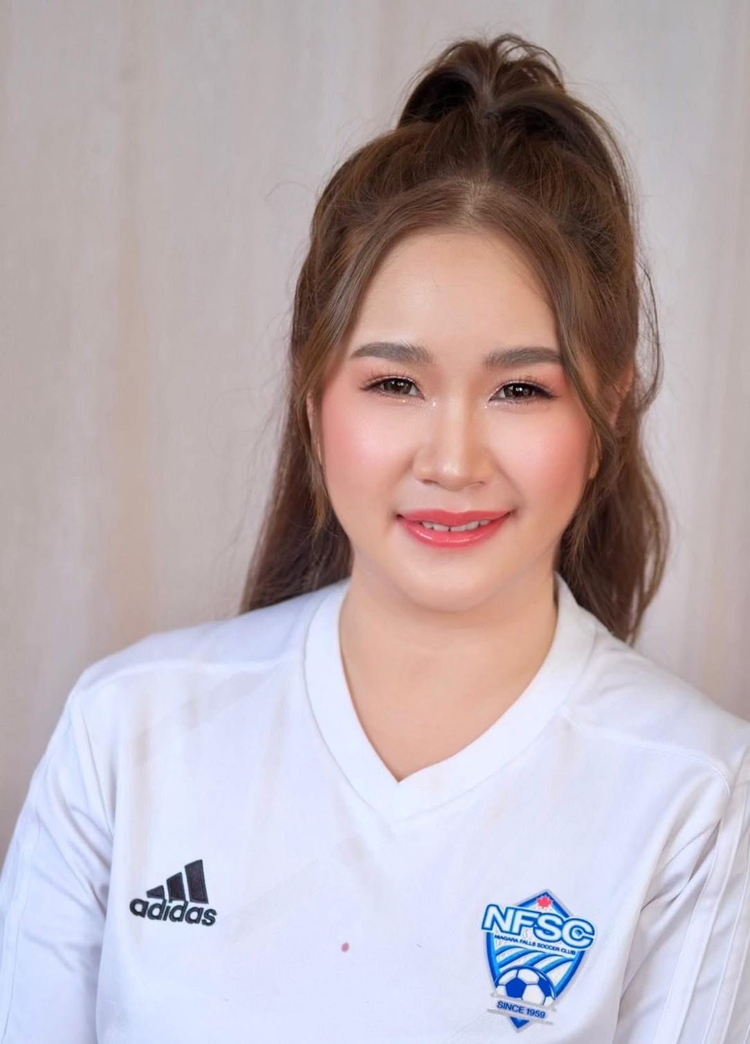 ทรงผมไปงานแต่งมัดทรงสูงหางม้าดัดลอนเบา ๆ