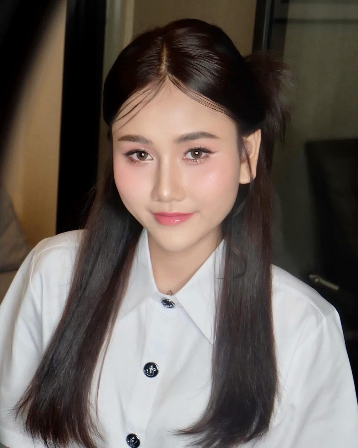 ทรงผมไปงานแต่งแบบมัดครึ่งหัวปล่อยปลายผมตรงในลุคสาวเรียบร้อย