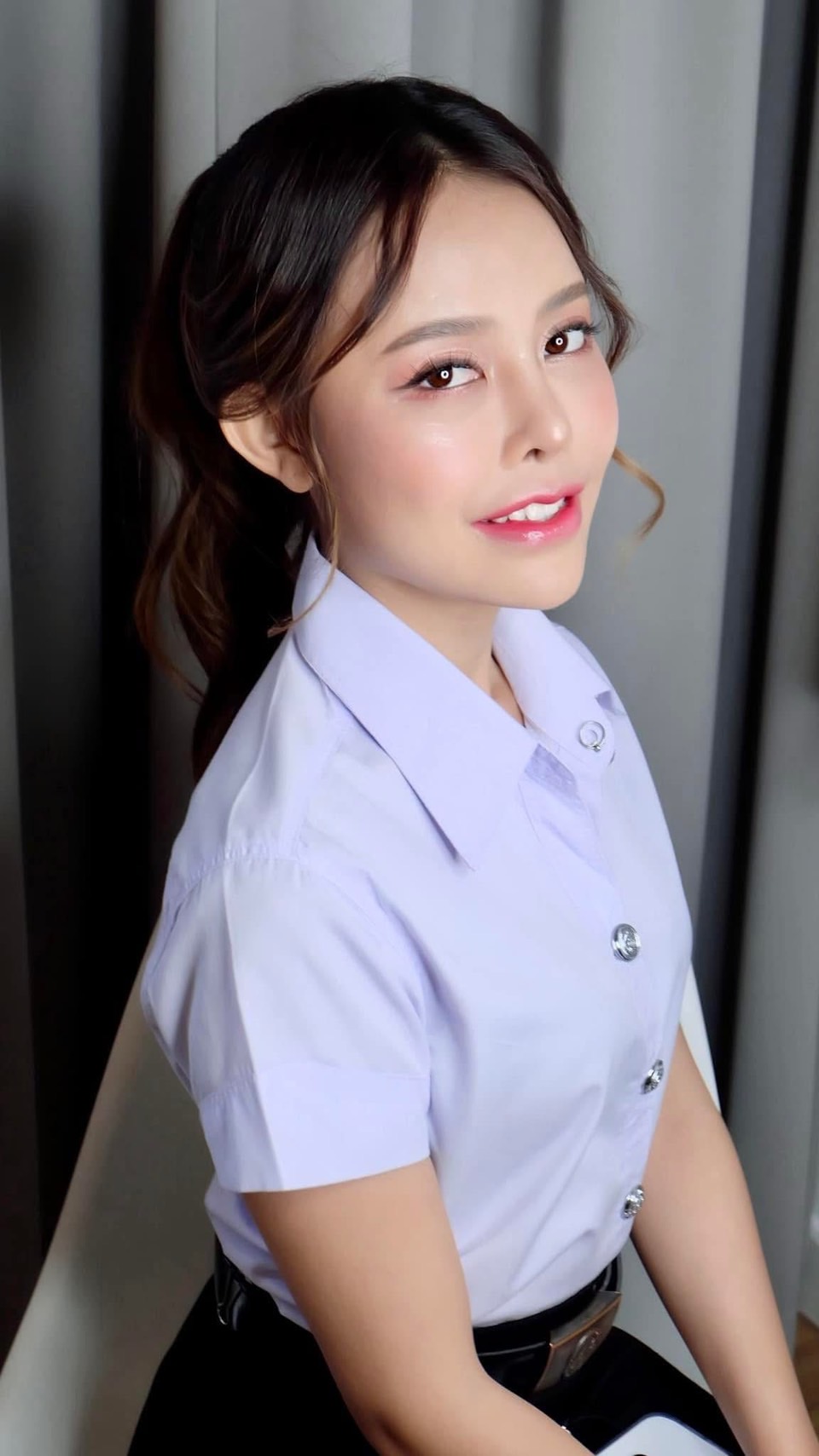 ทรงผมไปงานแต่งแบบมัดหางม้าเพิ่มมิติให้กับใบหน้า