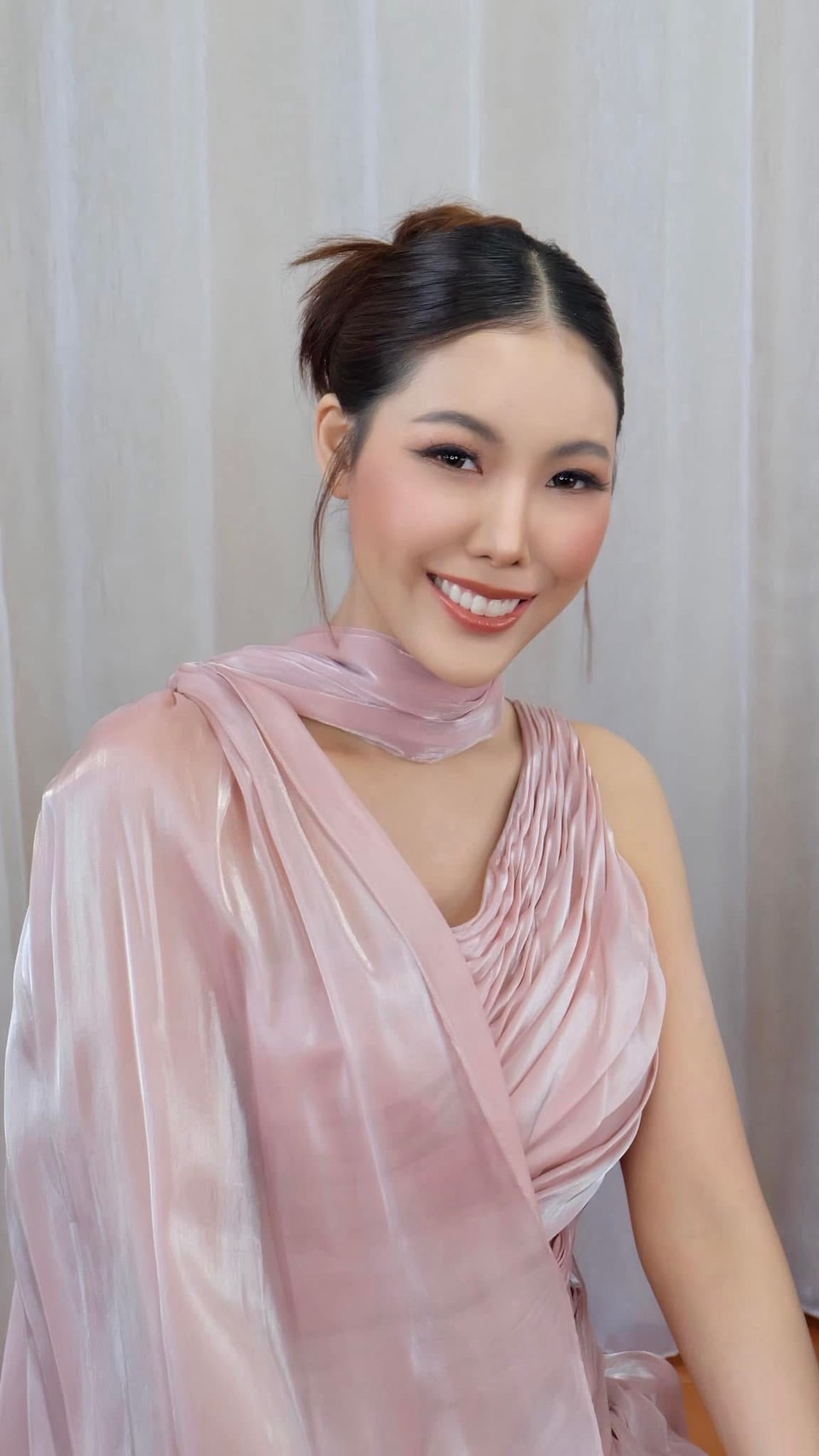 ทรงผมไปงานแต่งมัดรวบแบบเกล้าผมในลุคที่อ่อนโยน