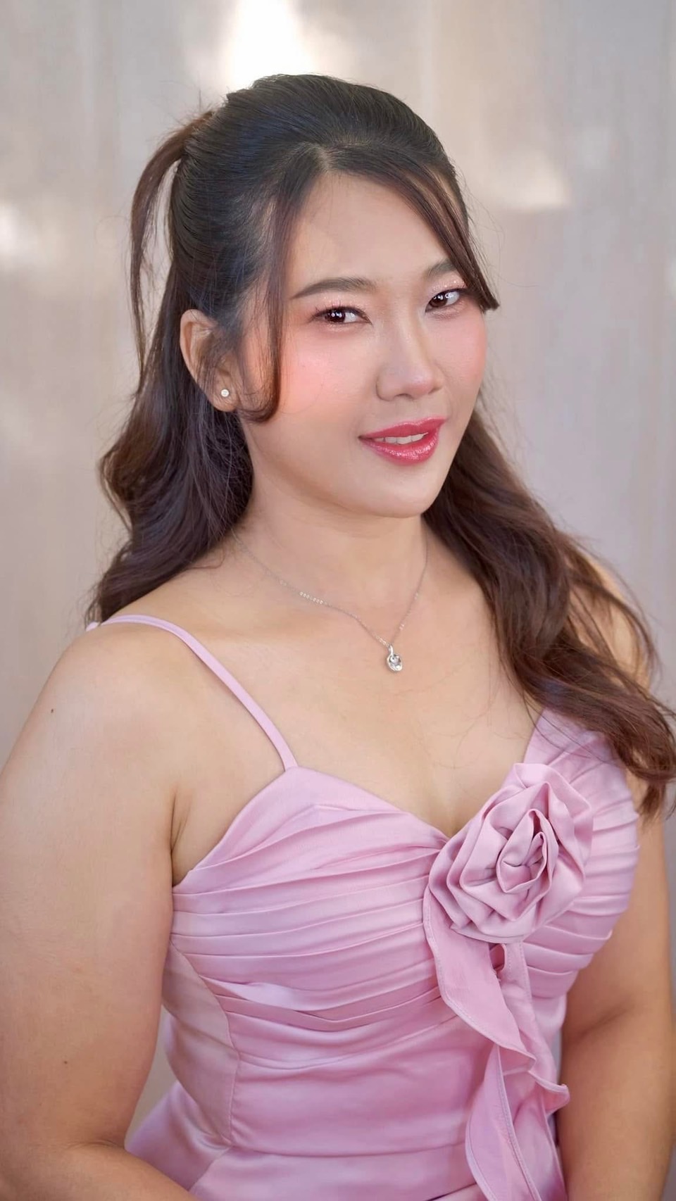 ทรงผมไปงานแต่งแบบมัดครึ่งหัวดัดลอนปลายผม