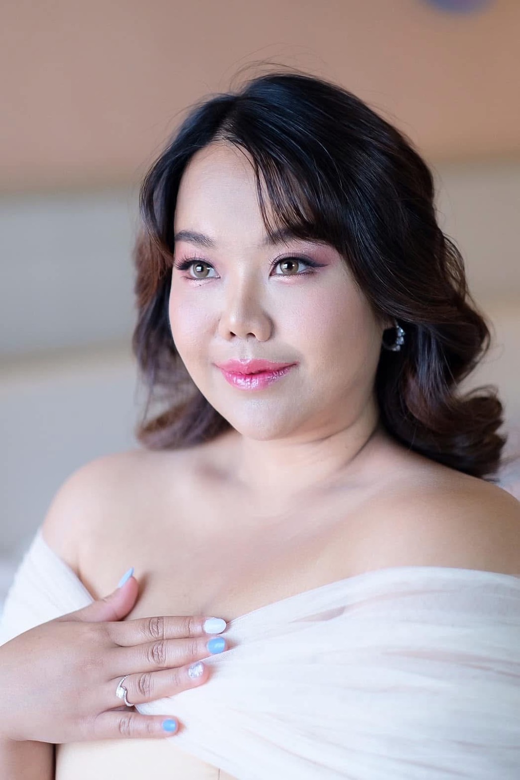 ทรงผมไปงานแต่งยาวประบ่าดัดวอลลุ่มเพื่อความนุ่มนวล