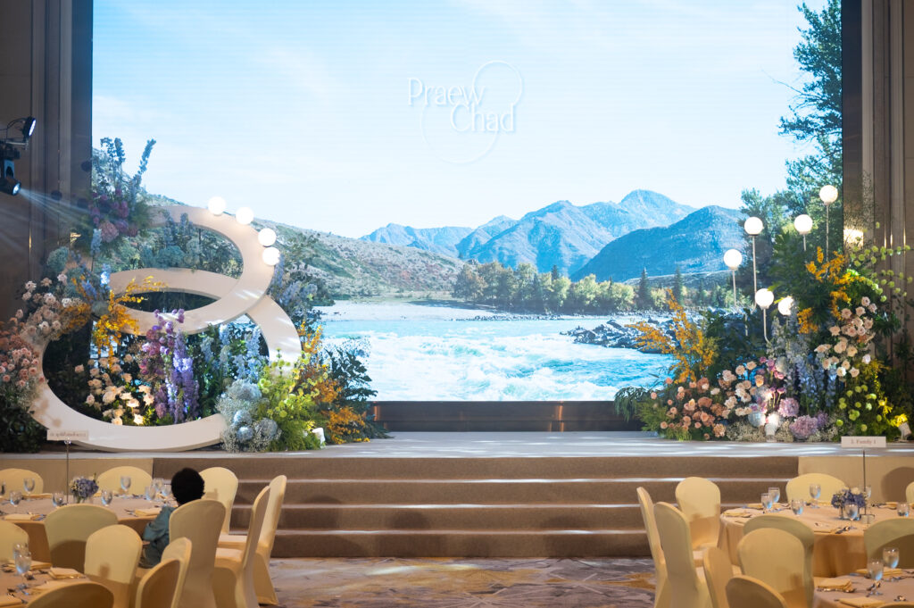 จัดงานแต่งงานสุดหรูที่ อีสติน แกรนด์ พญาไท โดดเด่นด้วยจอ LED ขนาดใหญ่ 