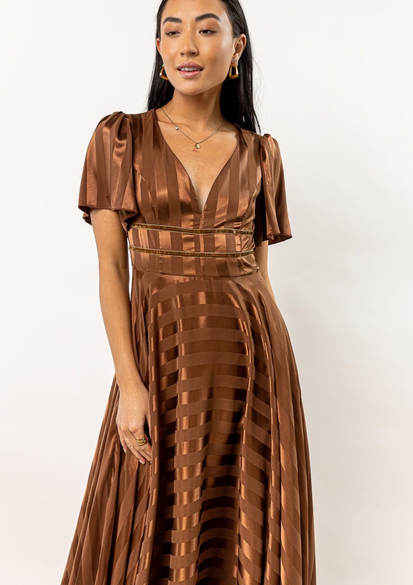 ชุดไปงานแต่งงานสีน้ำตาลแขนสั้นลายทางพรางหุ่น