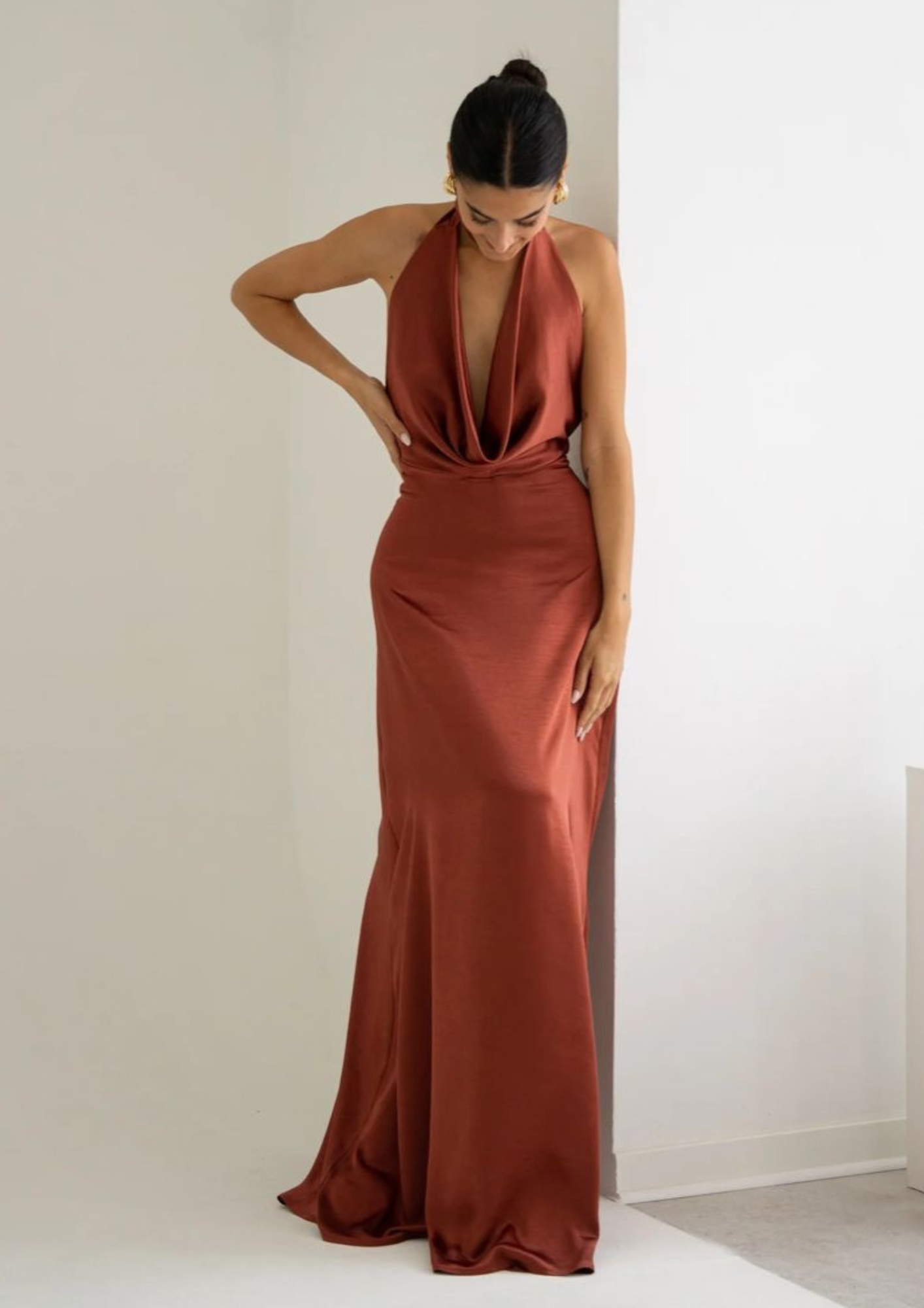 ชุดไปงานแต่งงานสีน้ำตาลอมแดงแบบโชว์หลัง