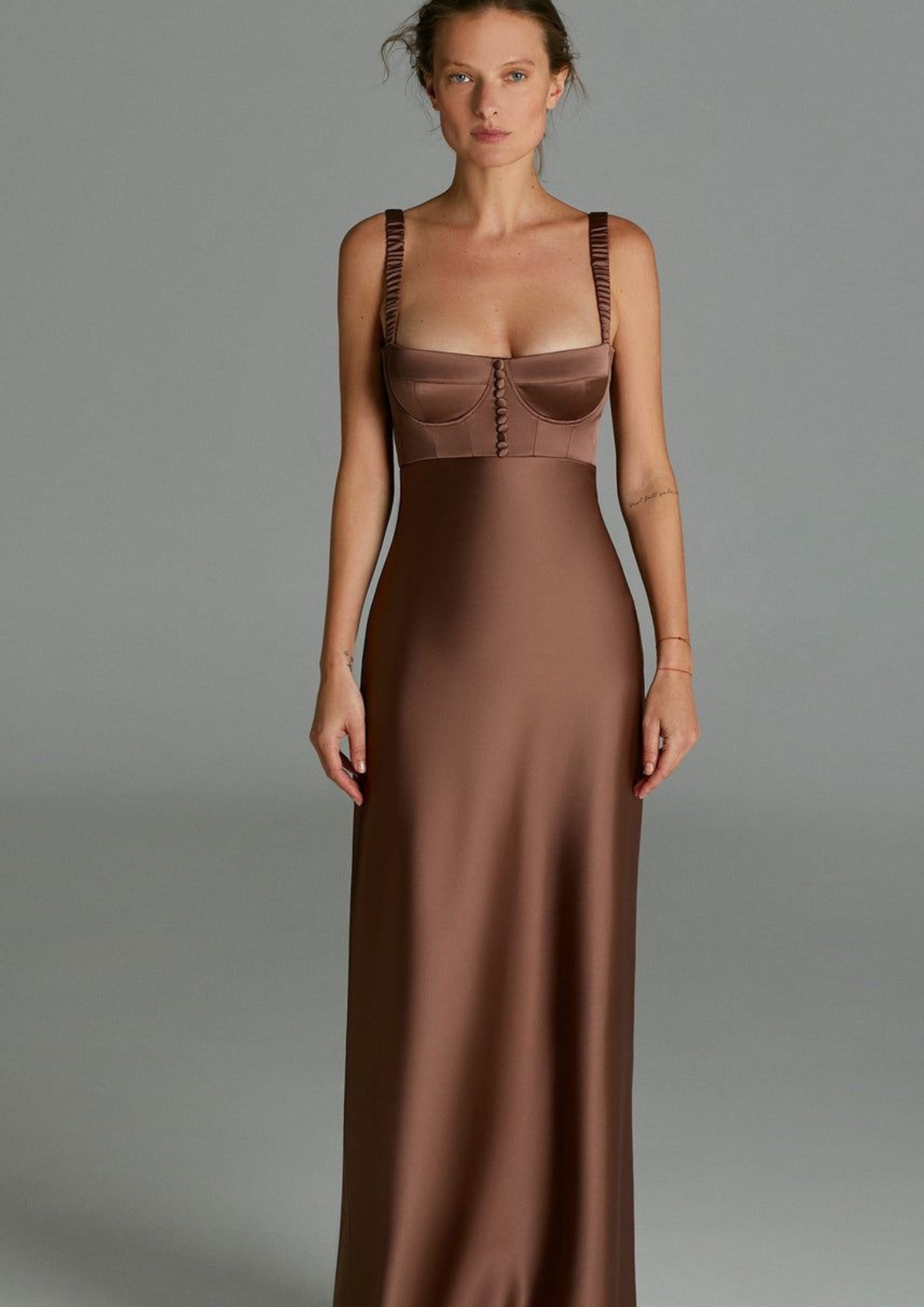 ชุดไปงานแต่งงานสีน้ำตาลมอคค่าแบบคอเซ็ทกระโปรงทรงตรง