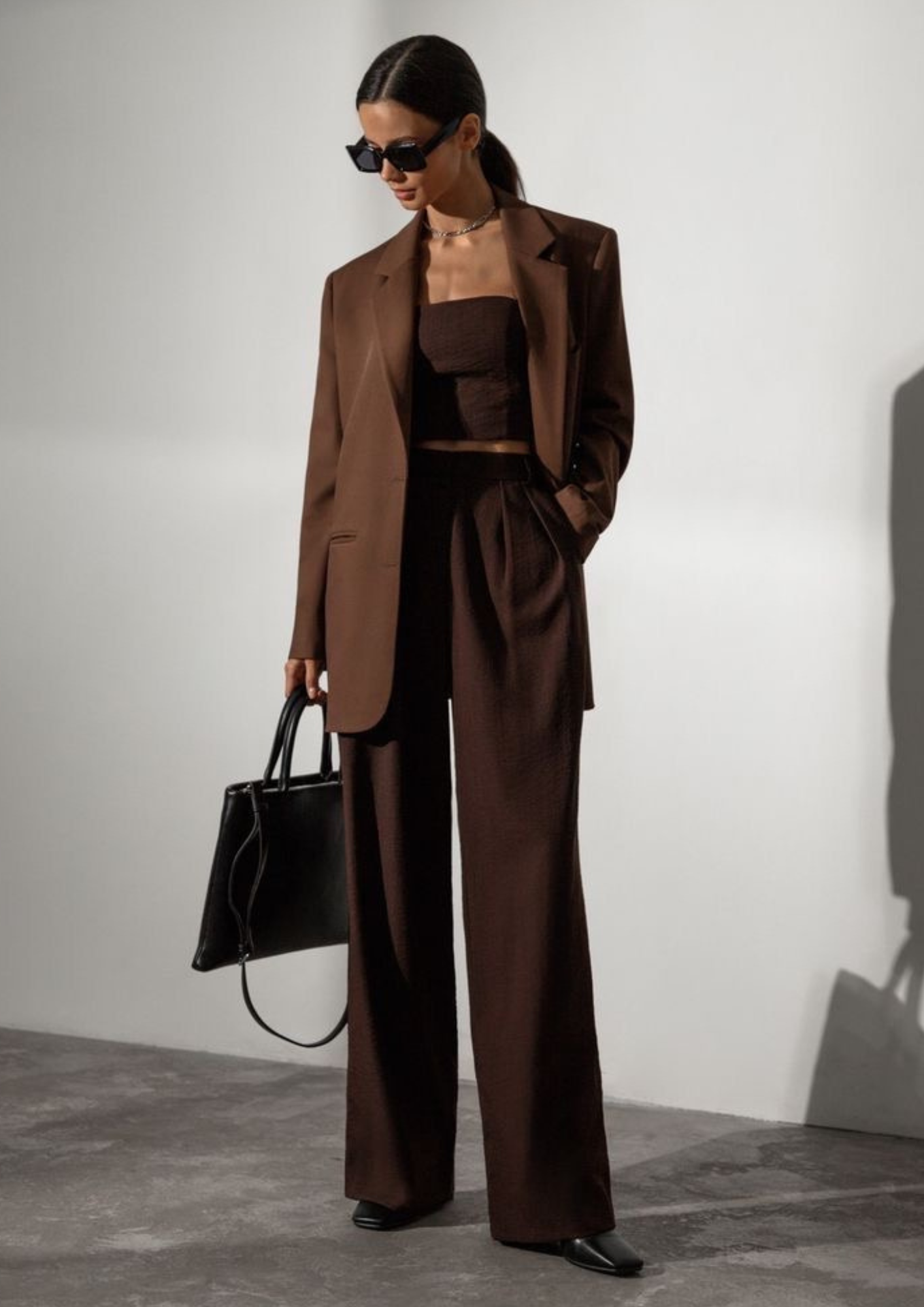 ชุดไปงานแต่งสีน้ำตาลสุดสูทตัวโคร่ง