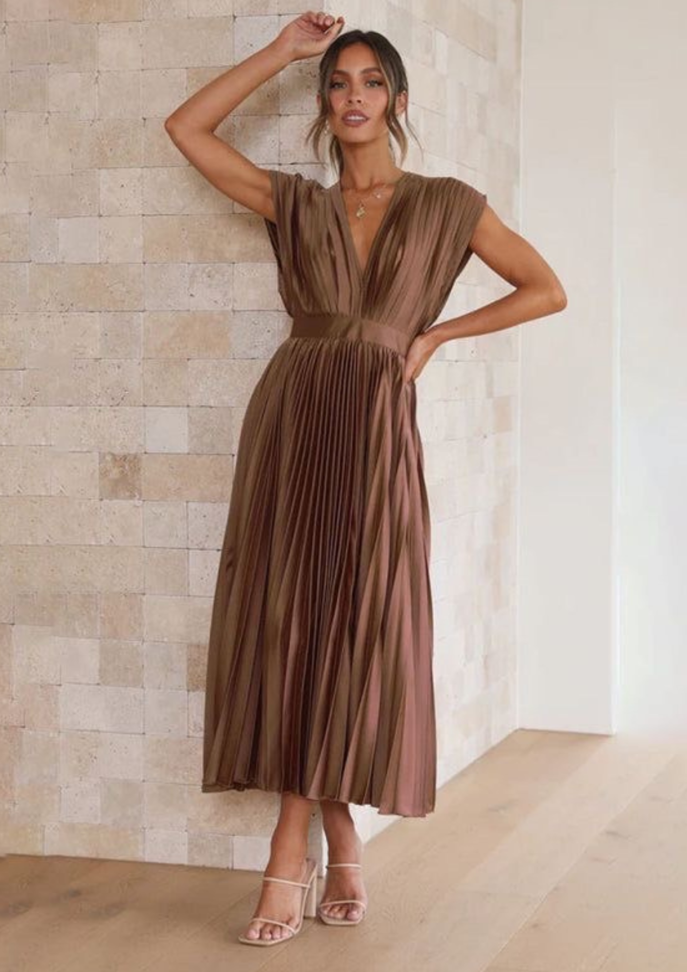 ชุดไปงานแต่งกลางวันสีน้ำตาลผ้าริ้วจับจีบ