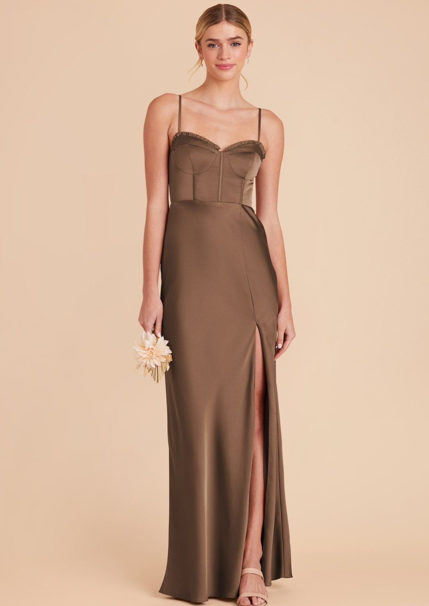 ชุดไปงานแต่งกลางวันสี Pantone 2025 แบบสายเดี่ยว