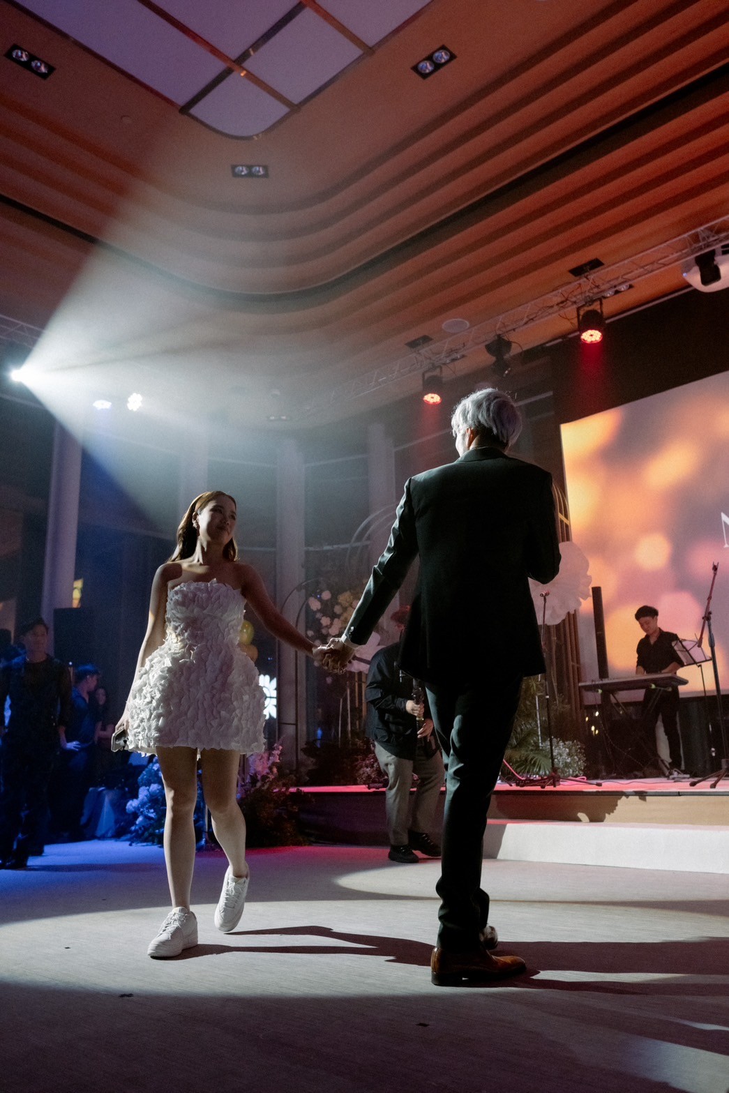 รีวิวแต่งงานทั้งร้องและเต้นร่วมกัน