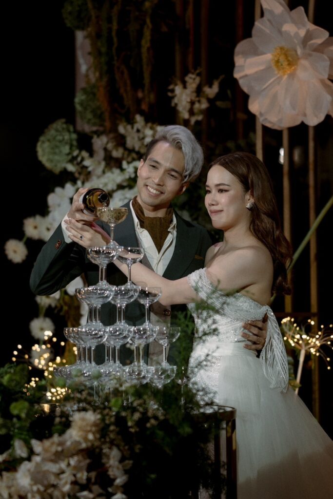 รีวิวแต่งงานกับภาพการรินแชมเปญ