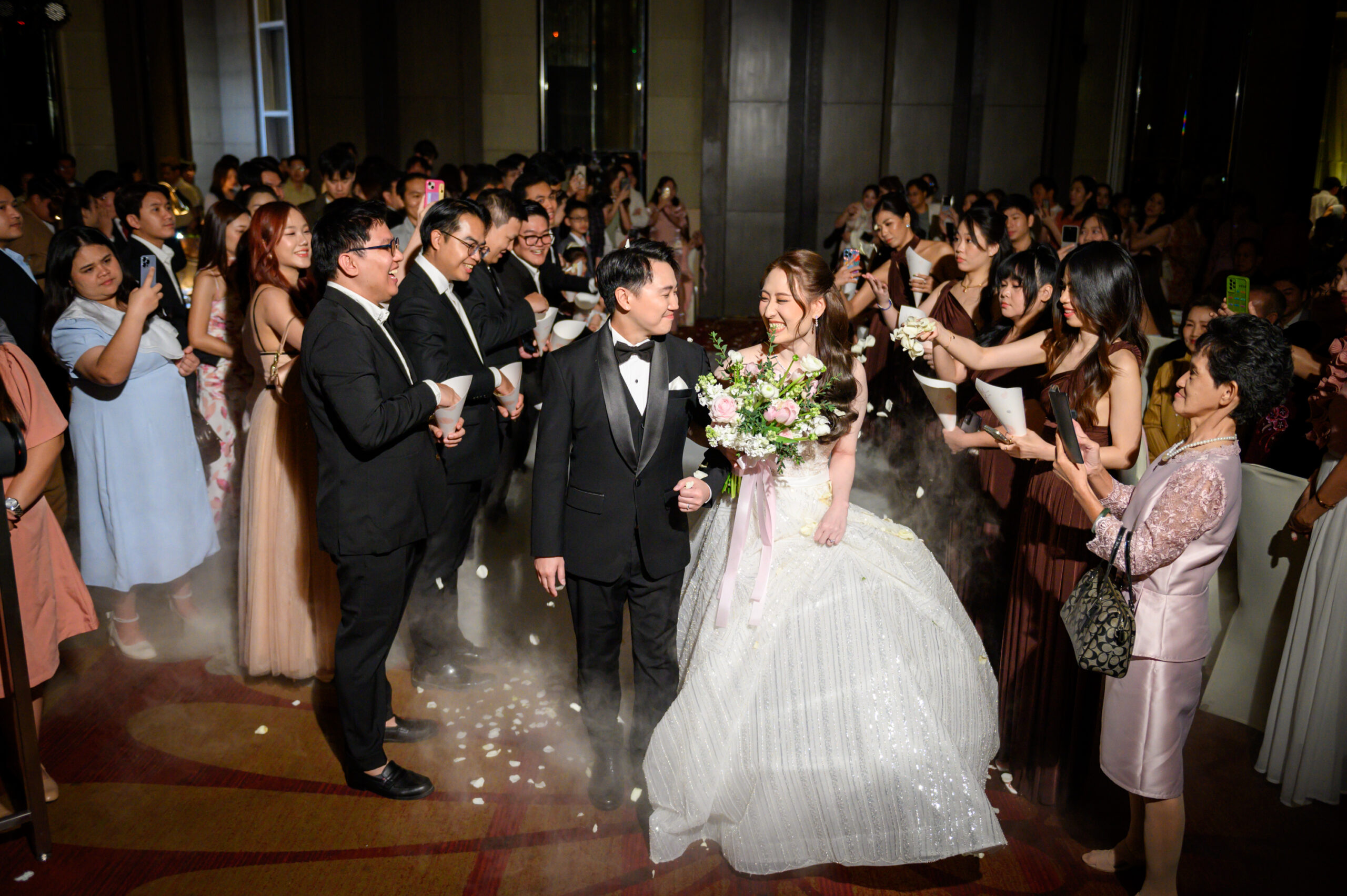 รีวิวแต่งงานกับการเปิดตัวบ่าวสาวเข้าสู่พิธีงานแต่งช่วงเย็น