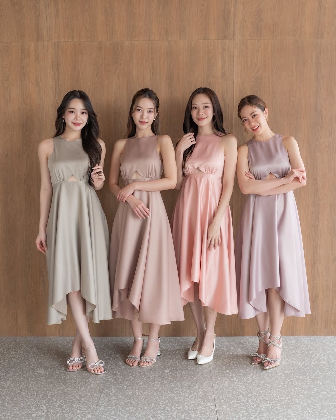 ชุดไปงานแต่งริมทะเลอวดไหล่กว้างสวย