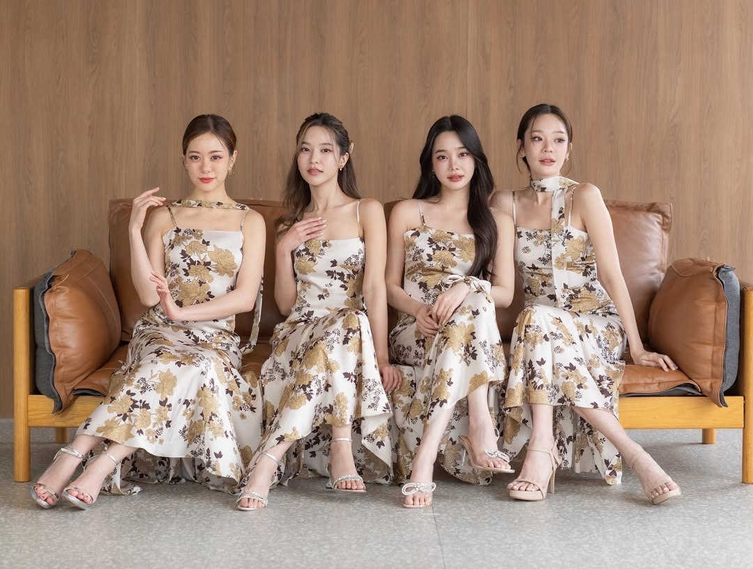 ชุดไปงานแต่งริมทะเลสีขาวลายดอกไม้สีทอง