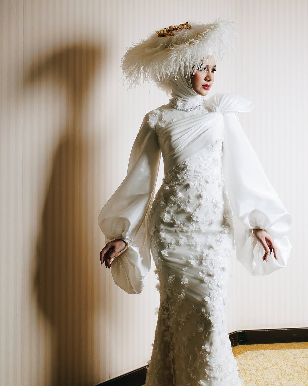 ชุดแต่งงานอิสลามแบบแขนพองและหมวกขนนก