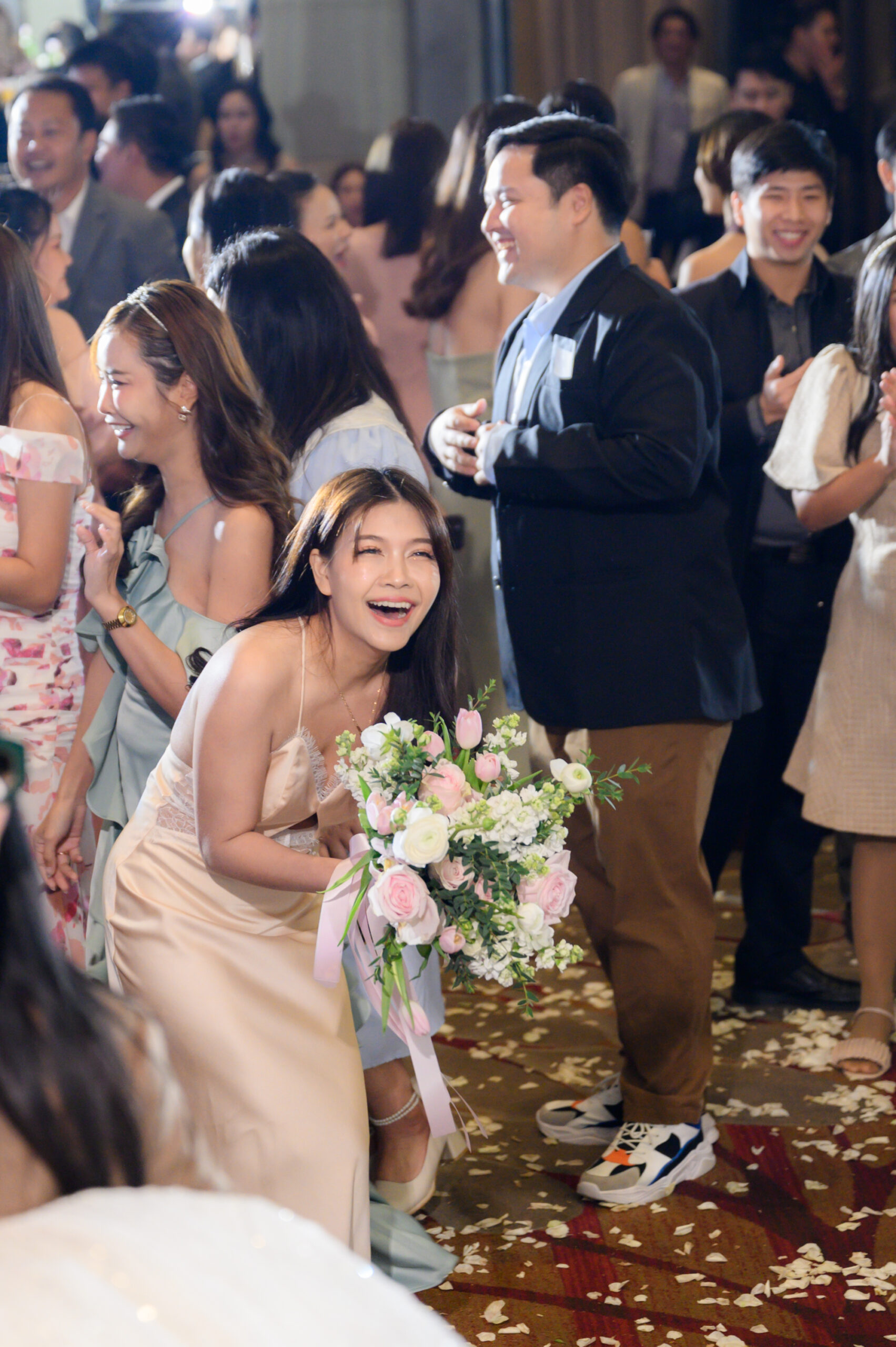 รีวิวแต่งงานกับภาพรับช่อดอกไม้เพื่อนบ่าวสาว