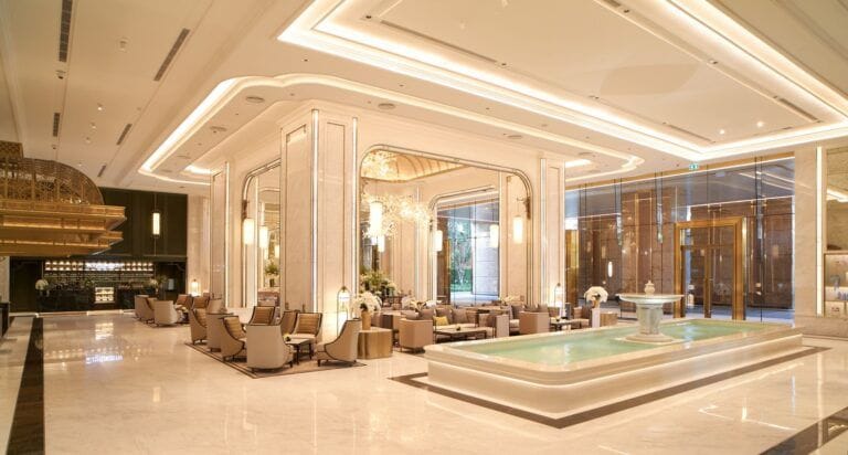 คู่บ่าวสาวถ่ายพรีเวดดิ้งหน้าโรงแรม Grande Centre Point Lumphini วิวสวย