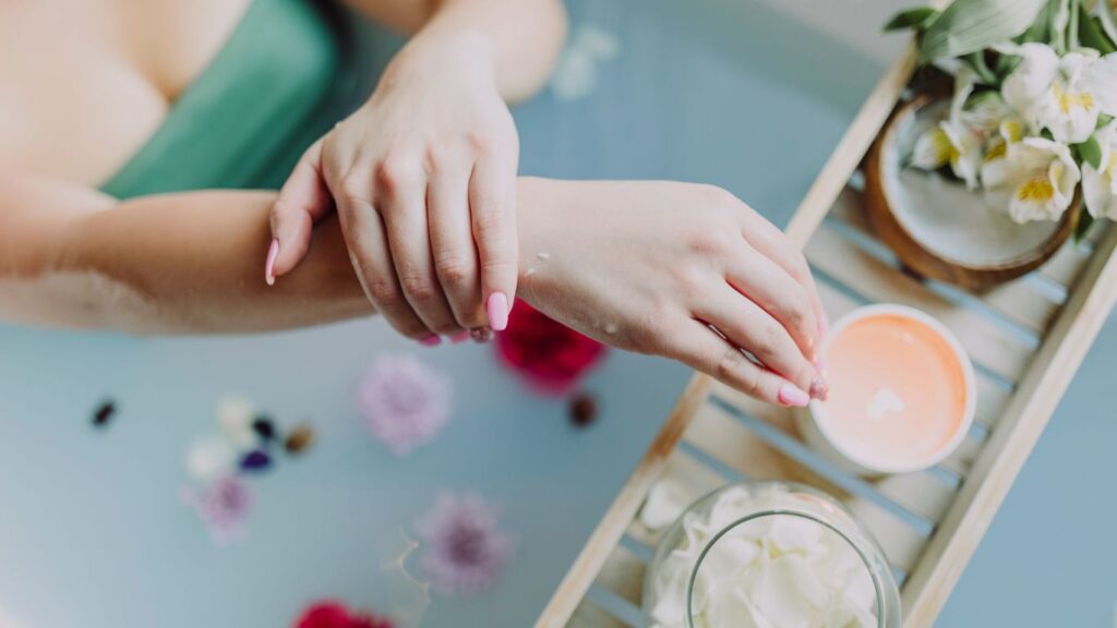 การดูแลผิวกายด้วยการขัดผิว (Exfoliation) ในคอร์สเจ้าสาวแบบทำเอง