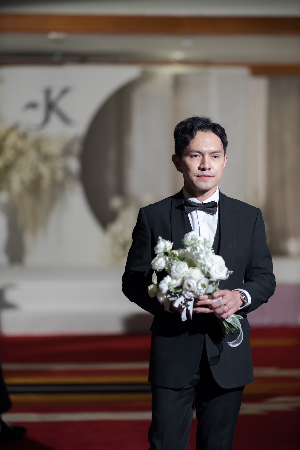 รีวิวแต่งงานกับเจ้าบ่าวถือช่อดอกไม้