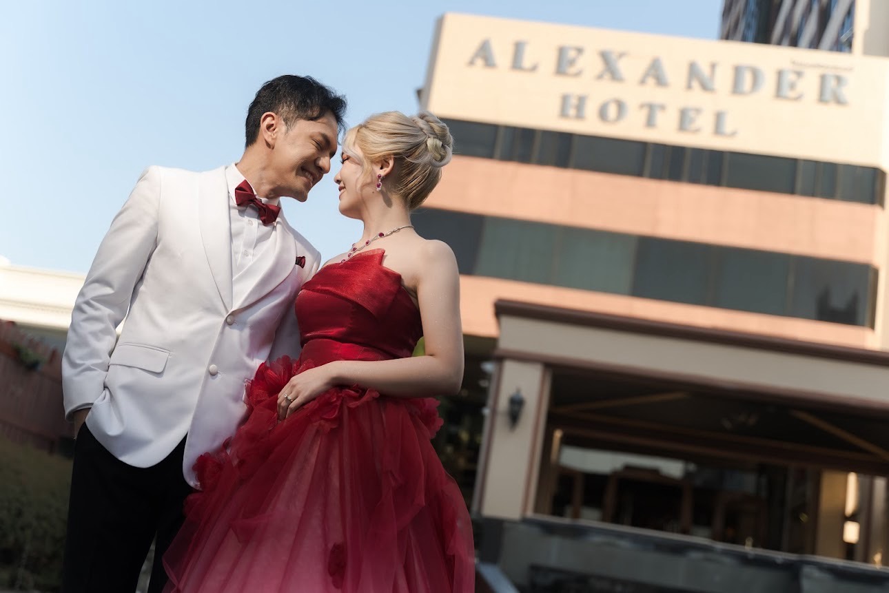 รีวิวแต่งงานกับภาพถ่ายในวิวข้างนอกโรงแรม Alexander Hotel Bangkok