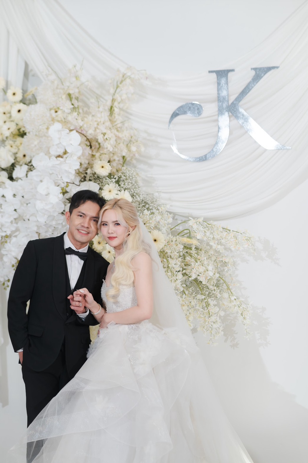 รีวิวแต่งงานในธีมสีขาวและดอกไม้ประดับสีขาว