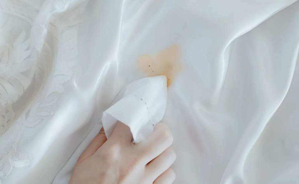  วิธีทำความสะอาดชุดเจ้าสาวด้วยตัวเอง
