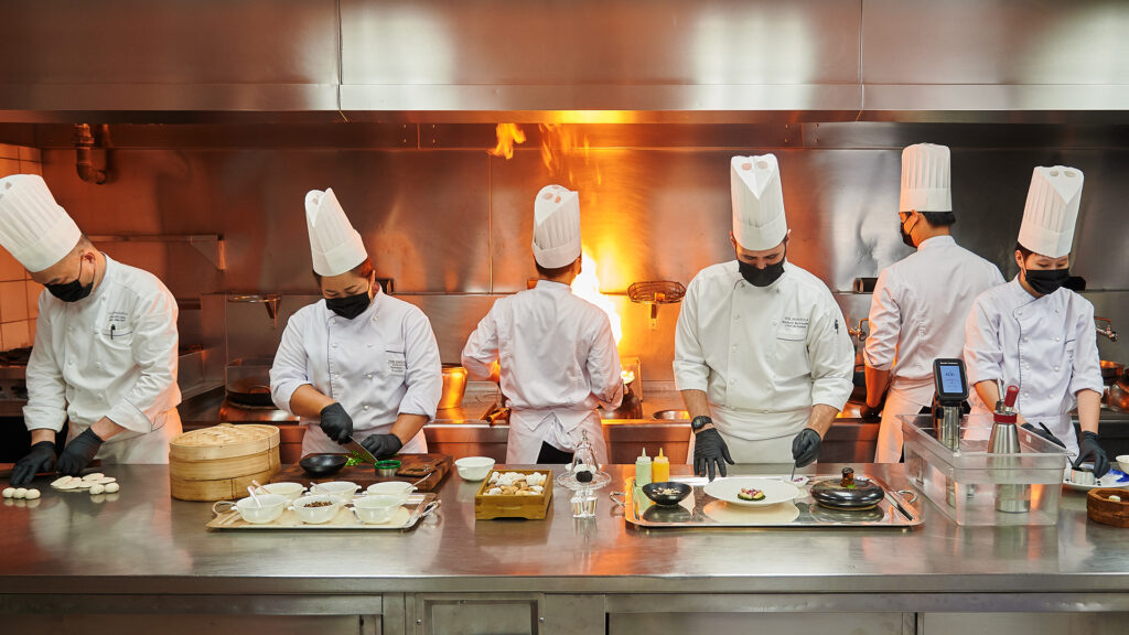 The peninsula bangkok  จะทำให้แขกของท่านประทับใจไปกับอาหารจากเชฟมากฝีมือ