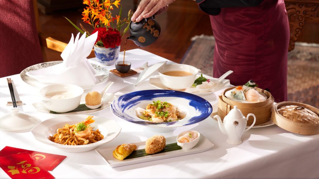 The peninsula bangkok มีอาหารจัดเลี้ยงให้เลือกหลากหลาย 